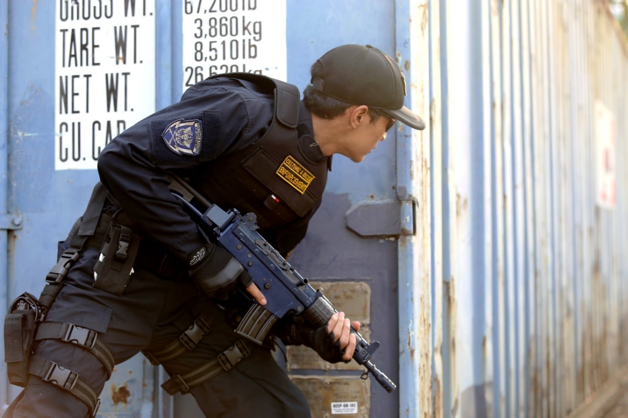 Petugas Bea Cukai Jambo sedang melakukan penindakan. 