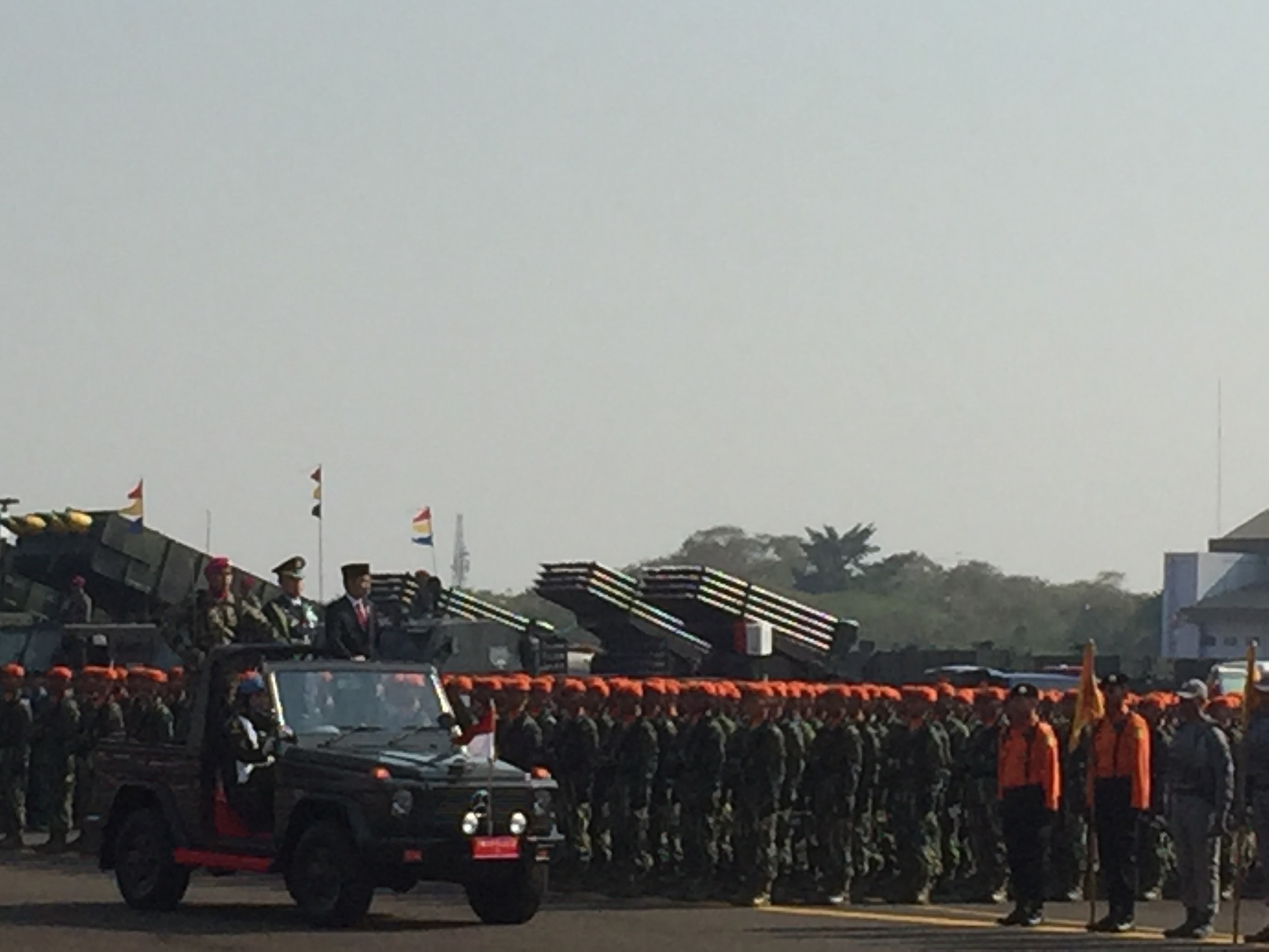 Presiden Joko Widodo saat memeriksa pasukan dalam rangka HUT ke-74 TNI di Lanud  Halim Perdanakusuma, Jakarta Timur, Sabtu (5/10).