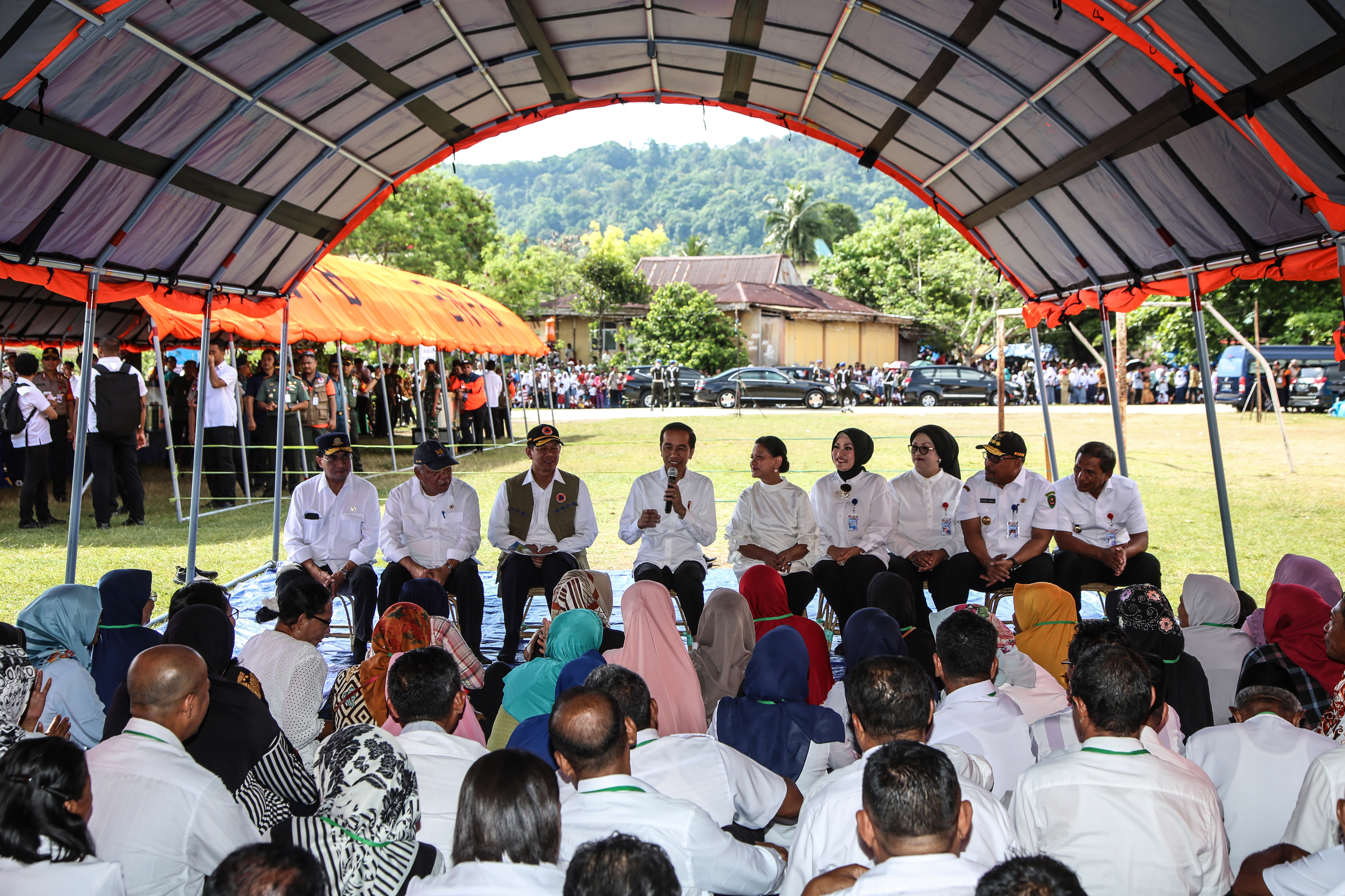Presiden Joko Widodo (tengah) berdialog dengan pengungsi saat meninjau posko pengungsi gempa di Universitas Darussalam, Maluku Tengah.