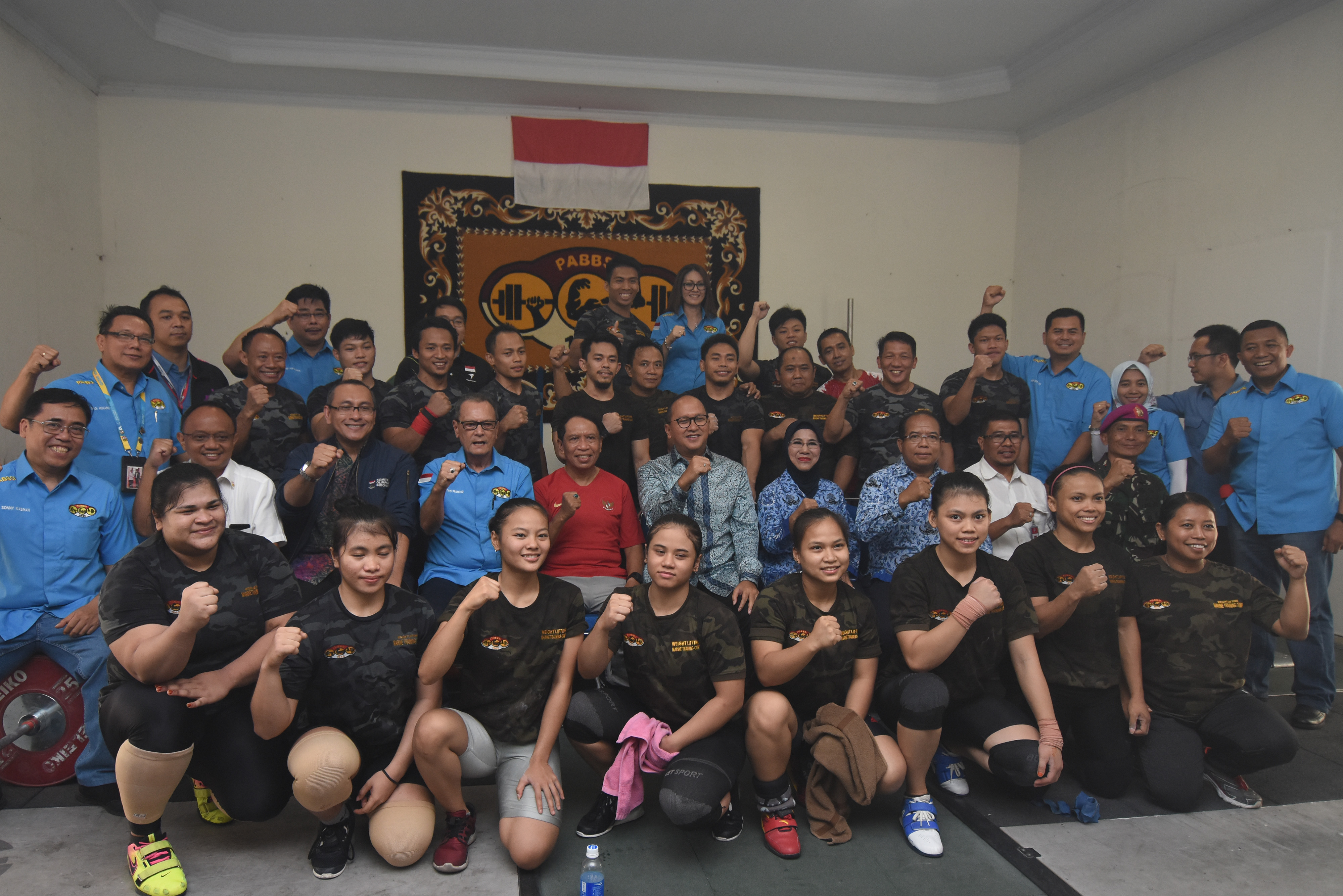 Menpora Zainudin Amali (tengah) berfoto bersama atlet dan jajaran pengurus cabor angkat besi 