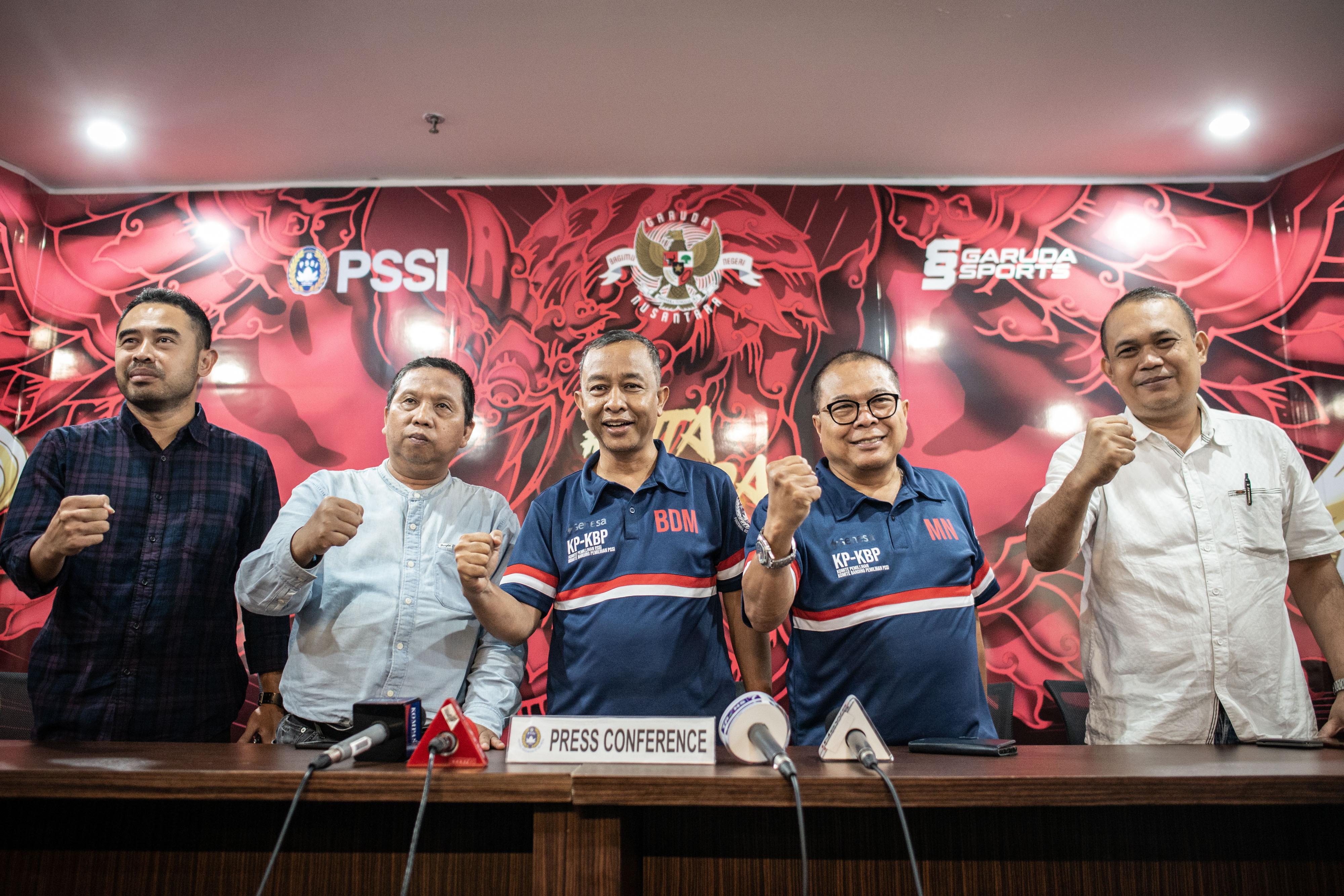 Anggota Komite Pemilihan (KP) PSSI memberikan keterangan pers terkait Kongres PSSI, di Kantor PSSI, Jakarta.