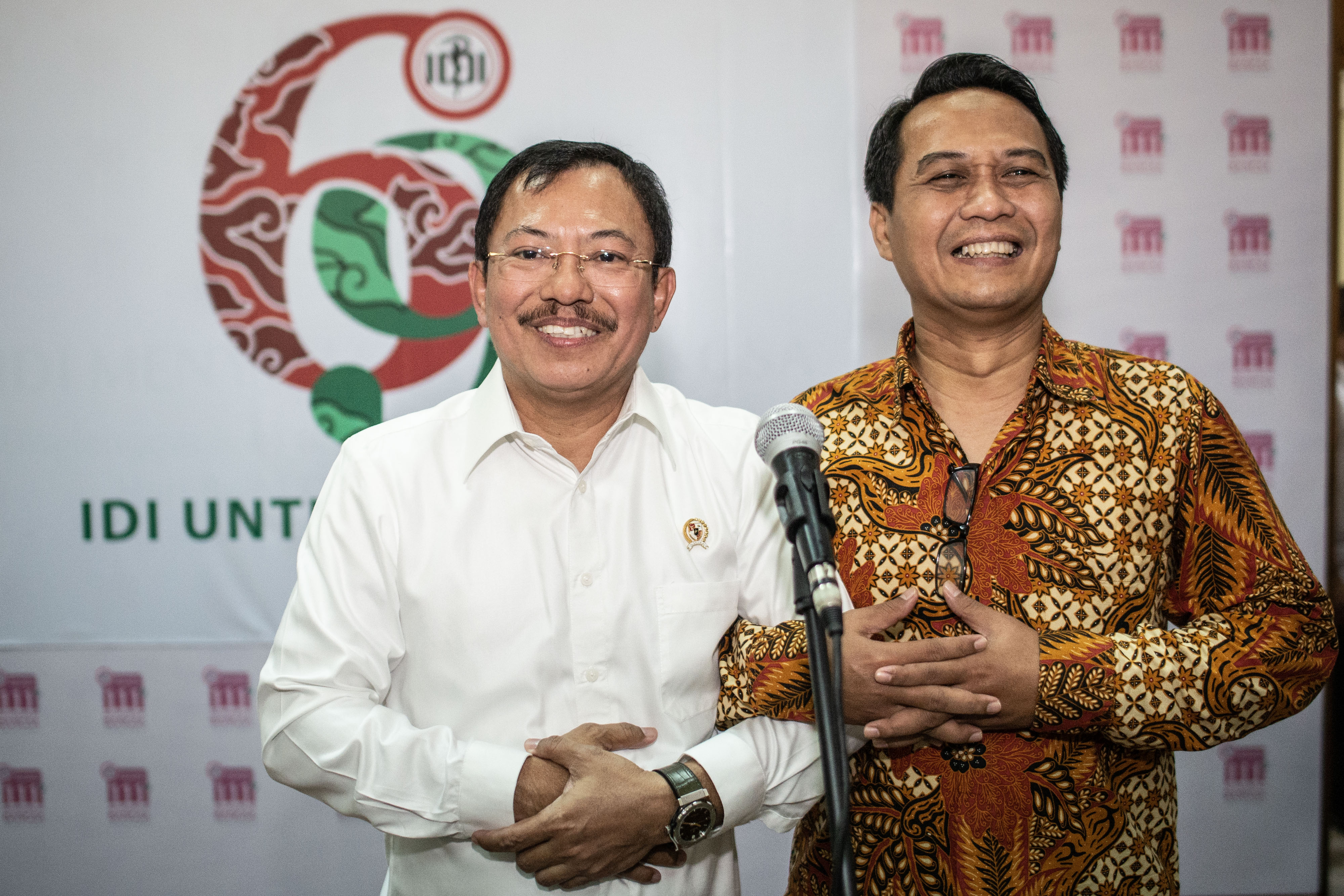 Menteri Kesehatan Terawan Agus Putranto (kiri) dan Ketua Umum PB IDI Daeng M Faqih