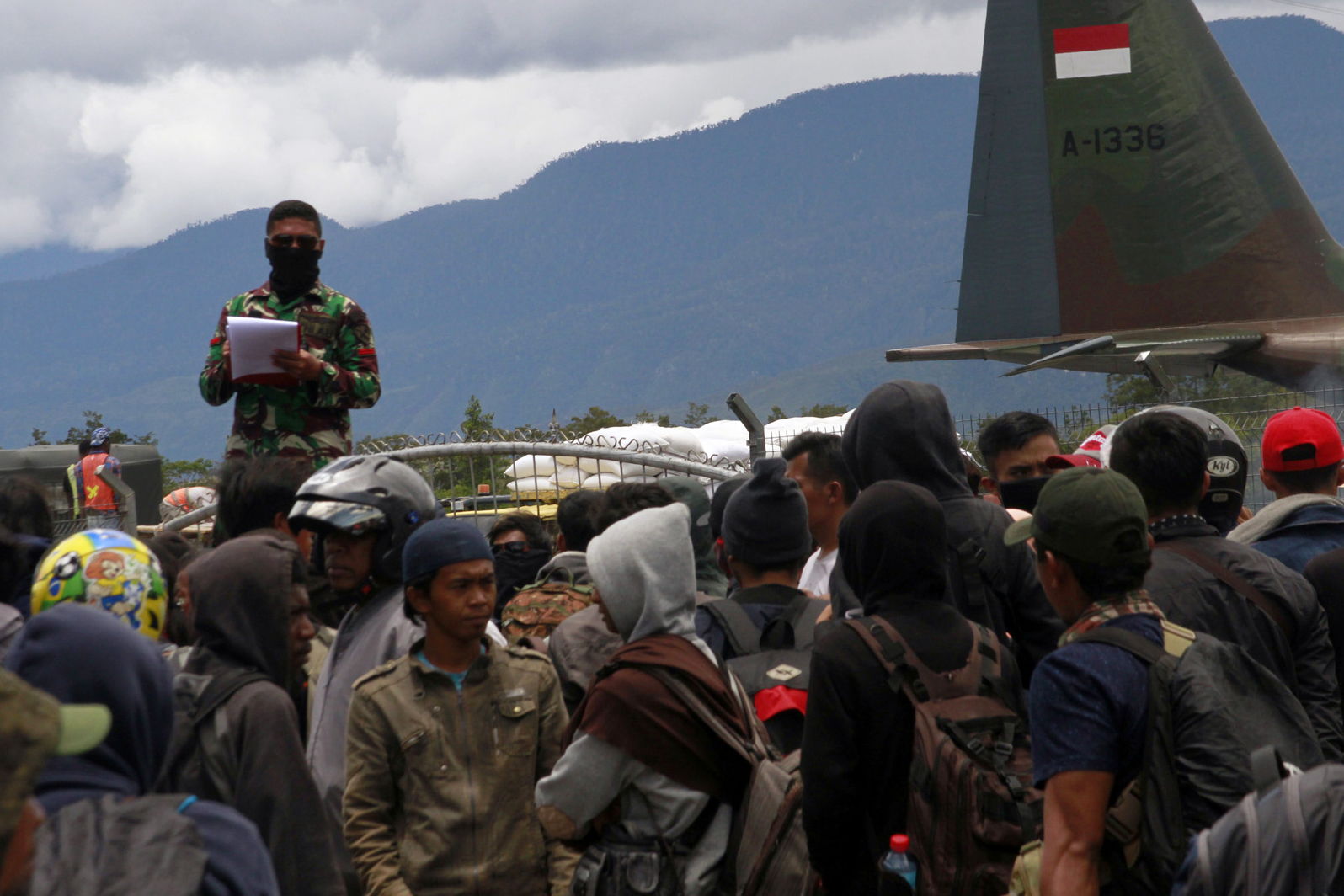 Prajurit TNI mendata warga yang akan meninggalkan Wamena menggunakan pesawat Hercules di Bandara Wamena, Jayawijaya, Papua.