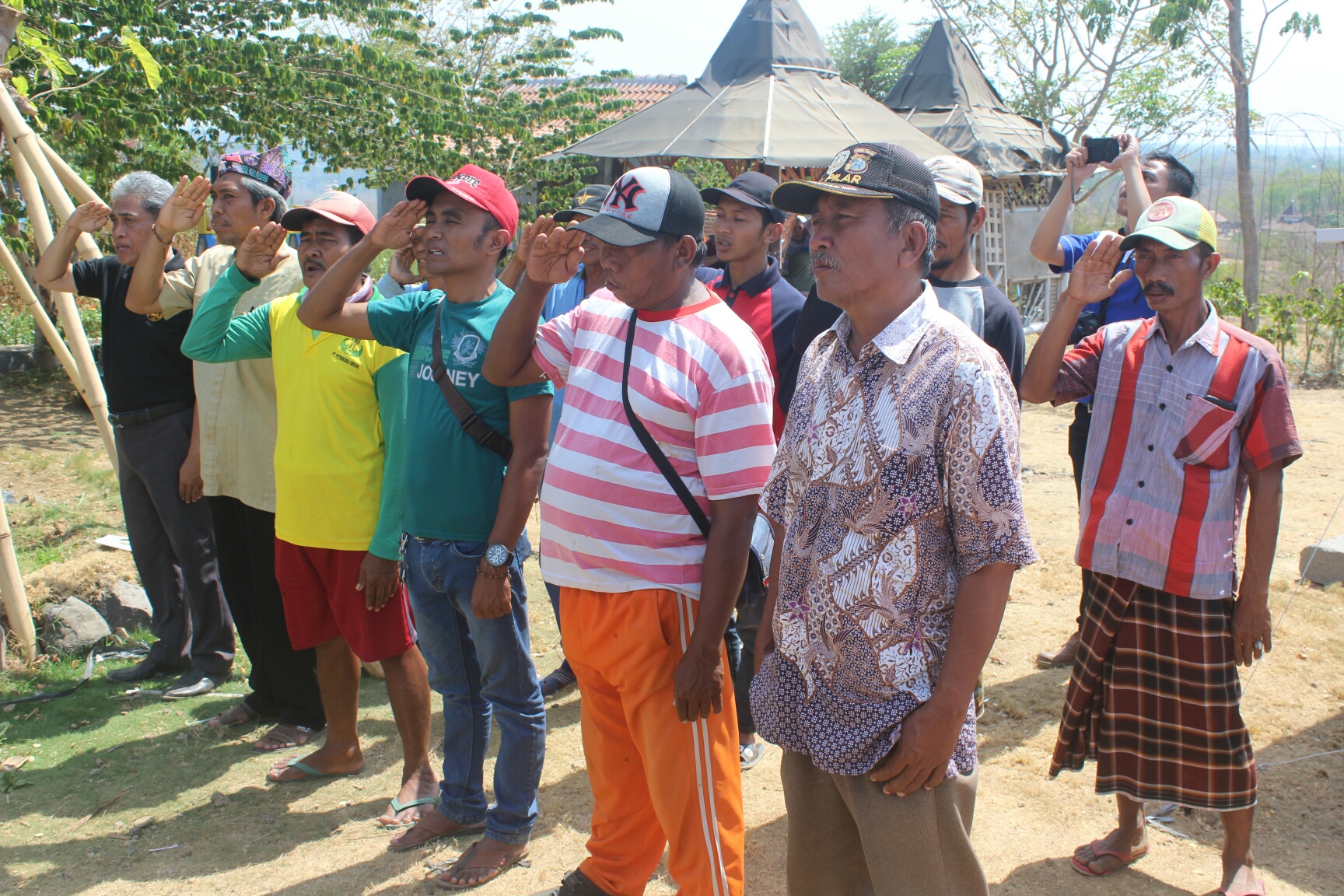 Warga Desa Curah Cottok, Kecamatan Kapongan, Kabupaten Situbondo, Jawa Timur mengikuti upacara Sumpah Pemuda, Senin (28/10). 