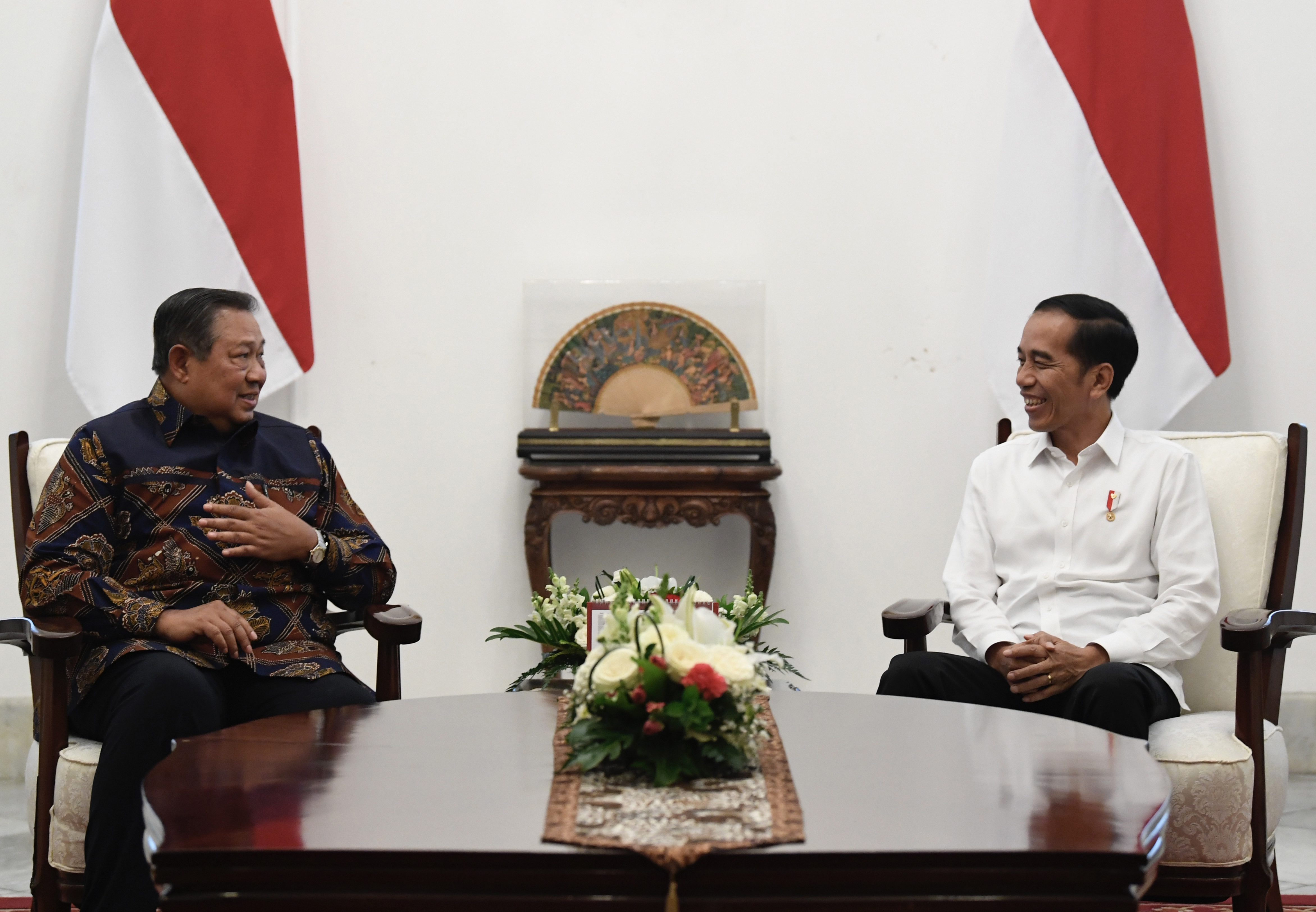 Presiden Joko Widodo (kanan) berbincang dengan mantan Presiden Susilo Bambang Yudhoyono di Istana Merdeka, Jakarta, Kamis (10/10).