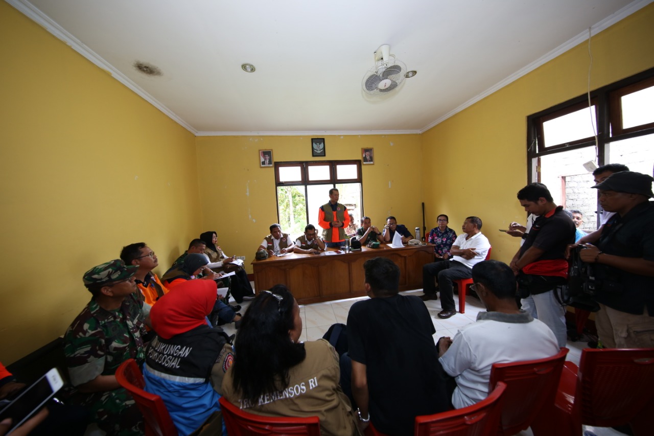 Kepala BNPB Doni Monardo (berompi) sedang memberikan pengarahan penanganan pascagempa Maluku.