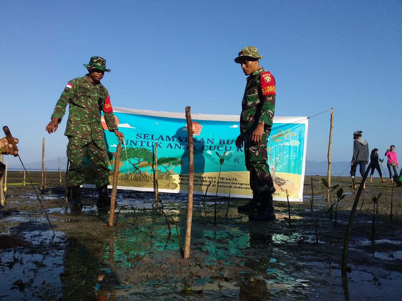 Tentara ramai-ramai menanam tanaman bakau di tepi pantai Desa Pada, Kecamatan Nubatukan, Kabupaten Lembata, NTT, Rabu (2/10). 