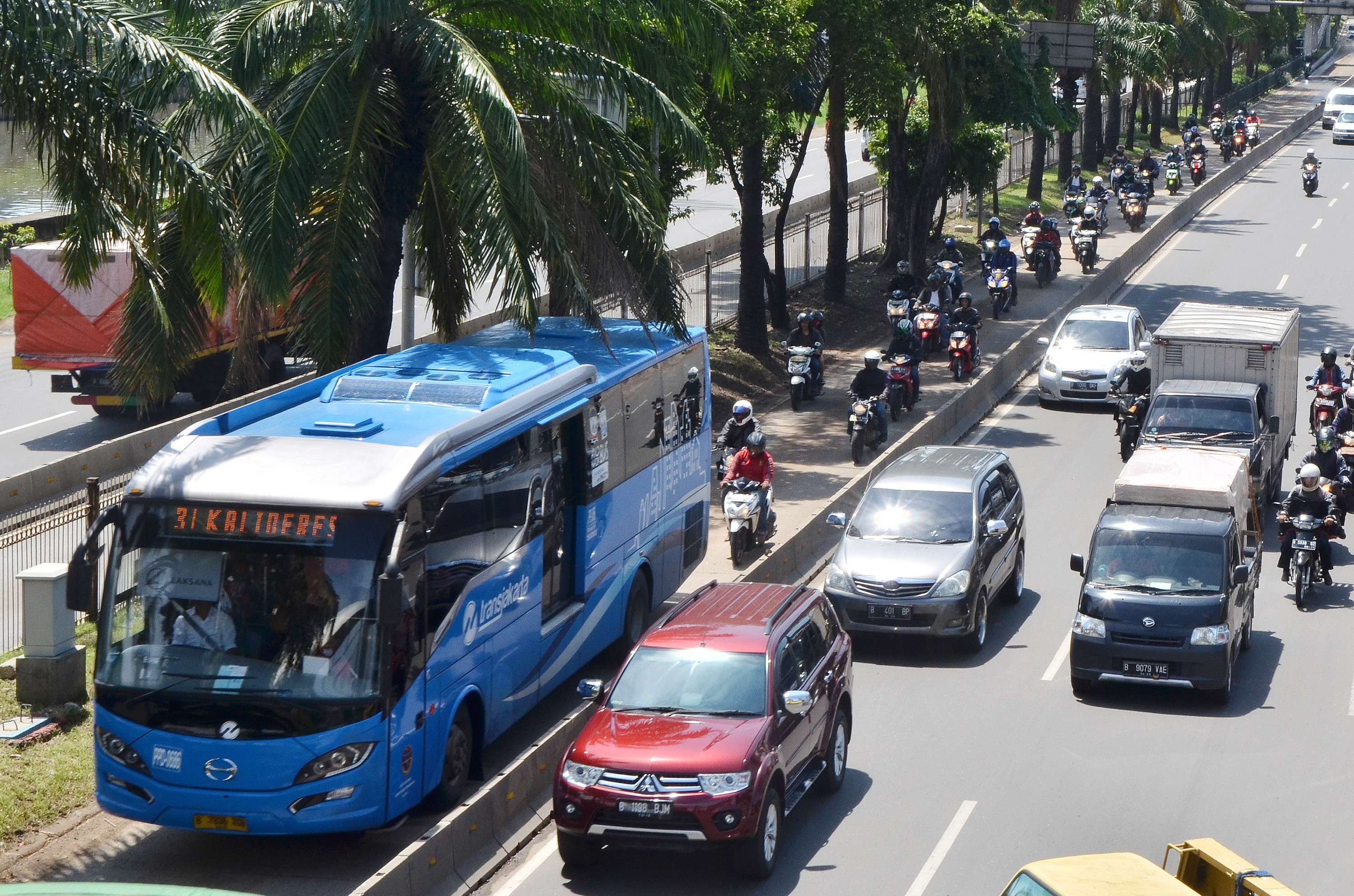 Sejumlah kendaraan melintas di jalur Bus Trans-Jakarta, Daan mogot, Jakarta Barat.