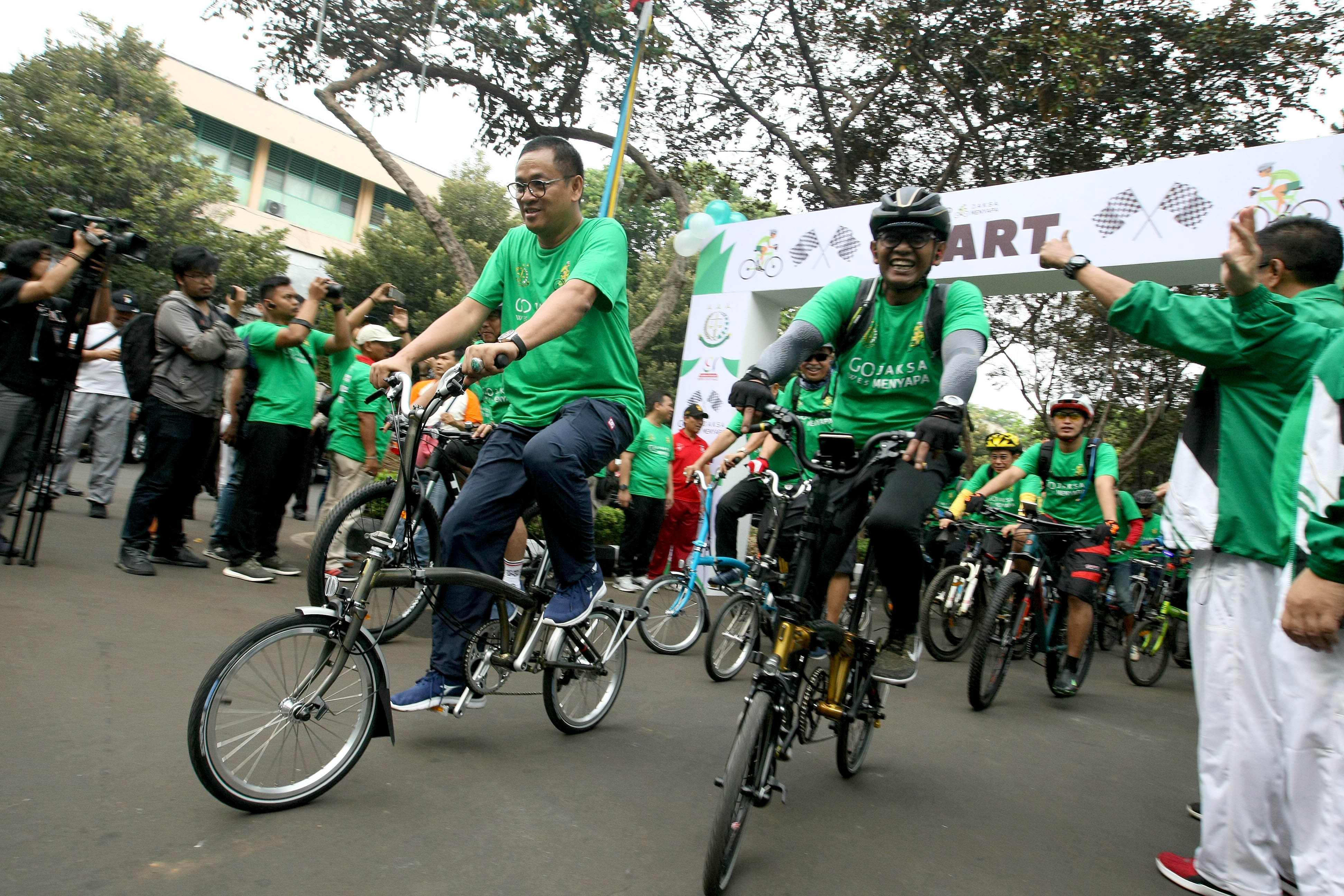 Jaksa Agung ST Burhanuddin membuka Gowes Jaksa Menyapa di gedung Kejaksaan, Jakarta, Minggu (27/10)