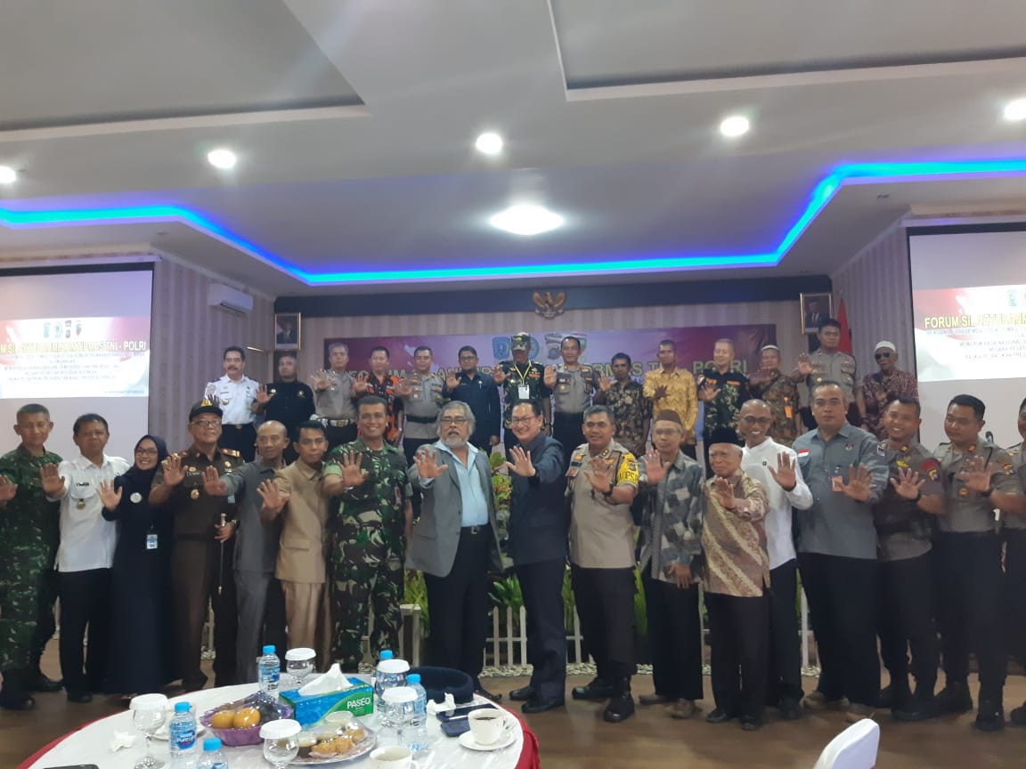 Pemberian penghargaan kepada Kapolres Belitung dan Kapolsek Badau dari Komnas PA