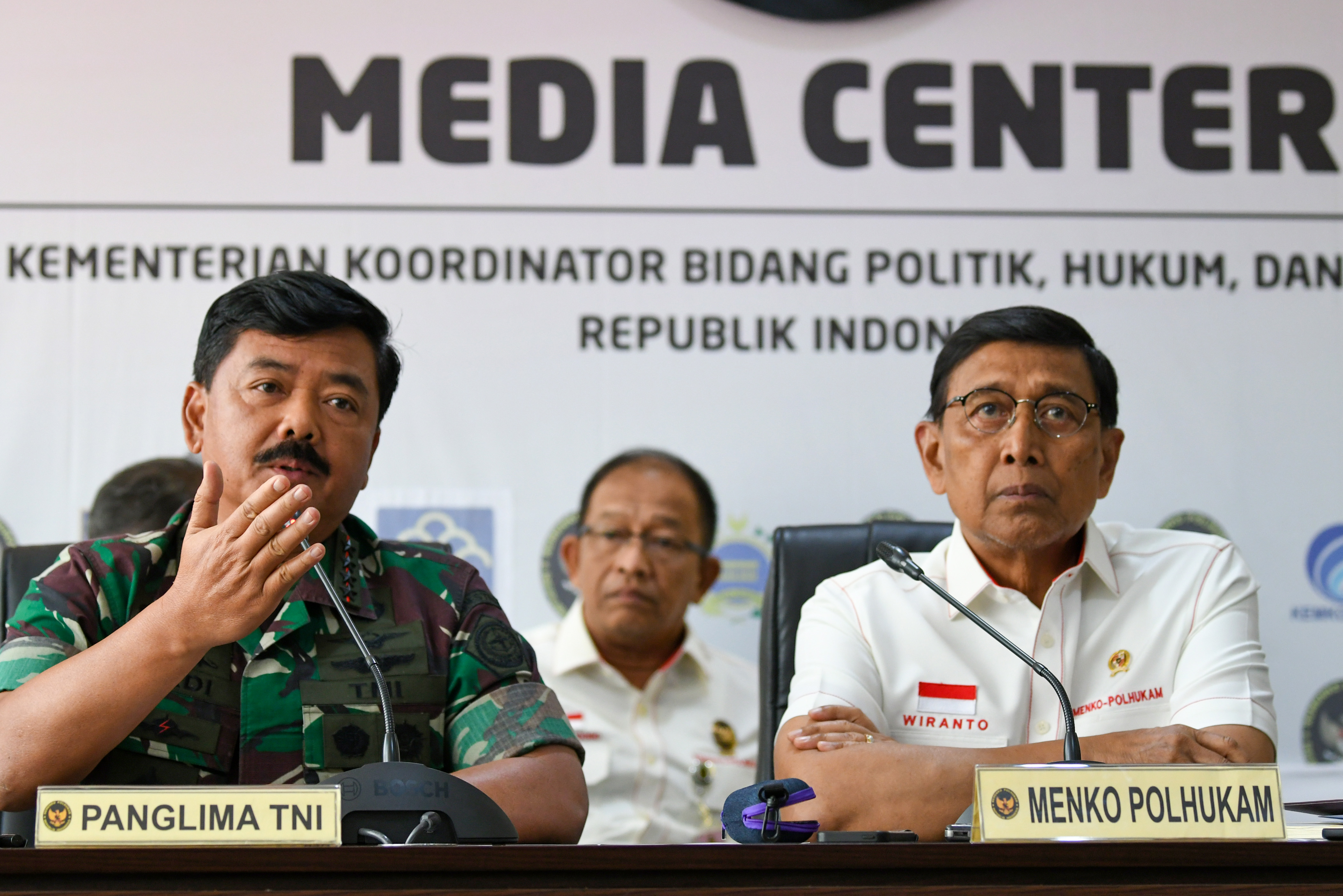 Panglima TNI Marsekal Hadi Tjahjanto dan Menko Polhukam Wiranto
