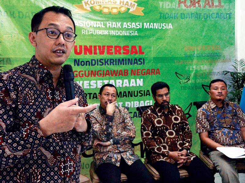 Wakil Ketua Komnas HAM Beka Ulung Hapsara disaksikan Ketua Komnas HAM Ahmad Taufan Damanik (kedua dari kiri), Ketua Tim TFP 21-23 Mei 2019 A