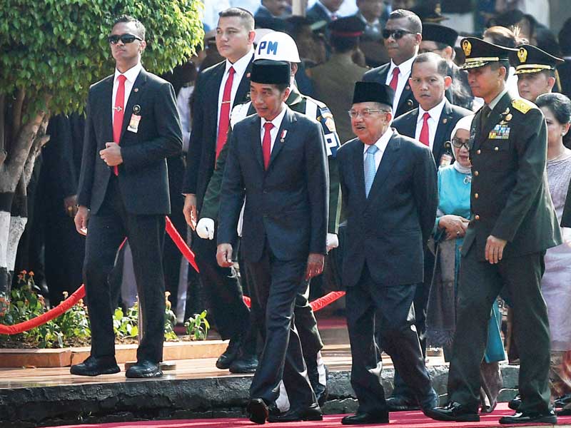 Presiden Joko Widodo (tengah) didampingi Wakil Presiden Jusuf Kalla.
