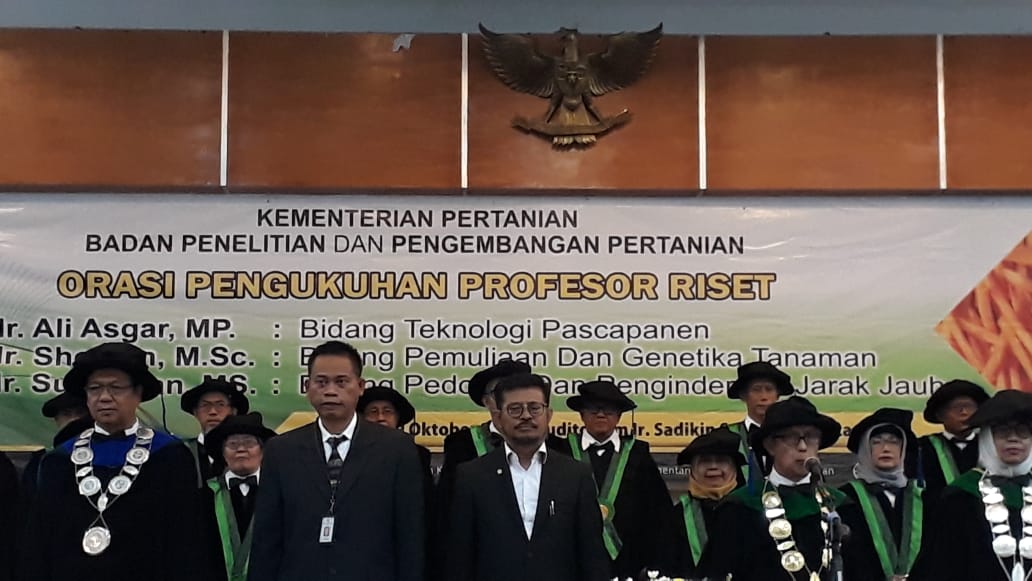 Menteri Pertanian Syarul Yasin Limpo (tengah) dalam acara pengukuhan profesor riset di Komplek Balitbangtan di Cimanggu, Kota Bogor.
