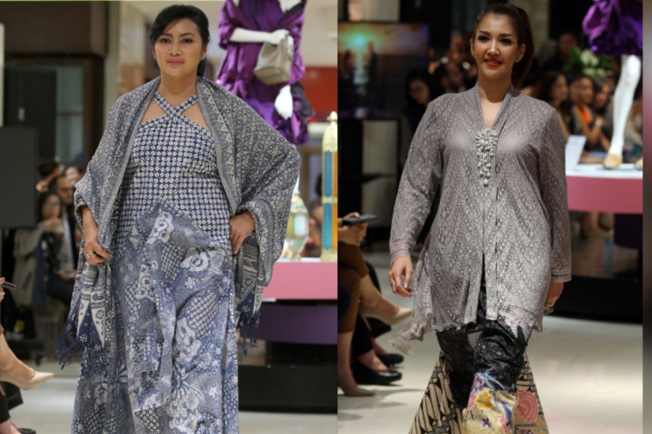 Peragaan busana batik di Galeries Lafayette, Kamis (26/9).
