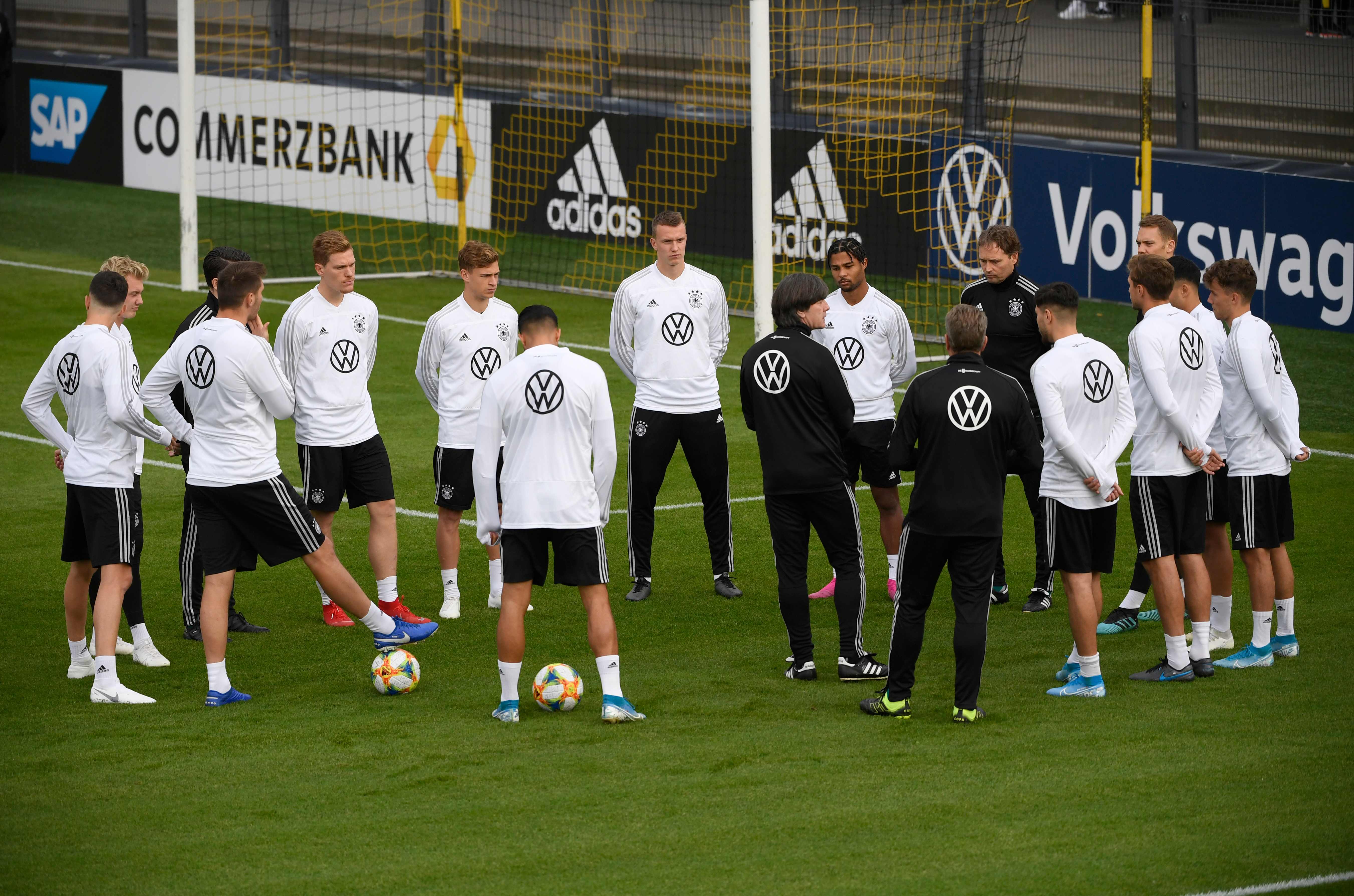 Pelatih Jerman Joachim Loew mengawasi sesi latihan para pemainnya menjelang pertandingan persahabatan persahabatan internasional  