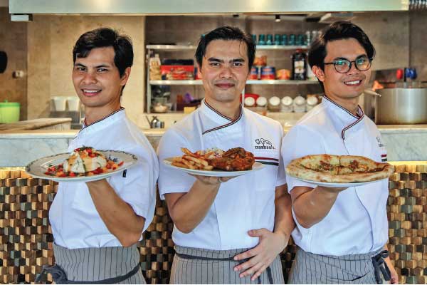 Azmi bersaudara,  Paul, Daniel, dan Andrew.