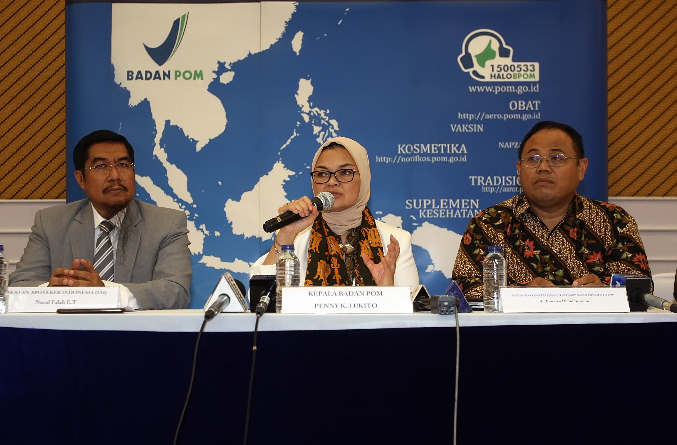 PENJELASAN BPOM TERKAIT PENARIKAN PRODUK RANITIDIN: Kepala Badan Pengawas Obat dan Makanan (BPOM) Penny K Lukito (tengah)