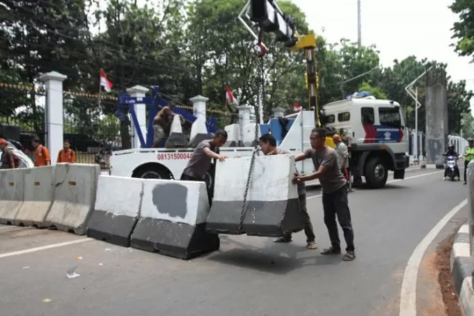 Petugas menutup jalan di kawasan Gelora Senayan jelang pelantikan presiden Jakarta, Kamis (17/10/2019).