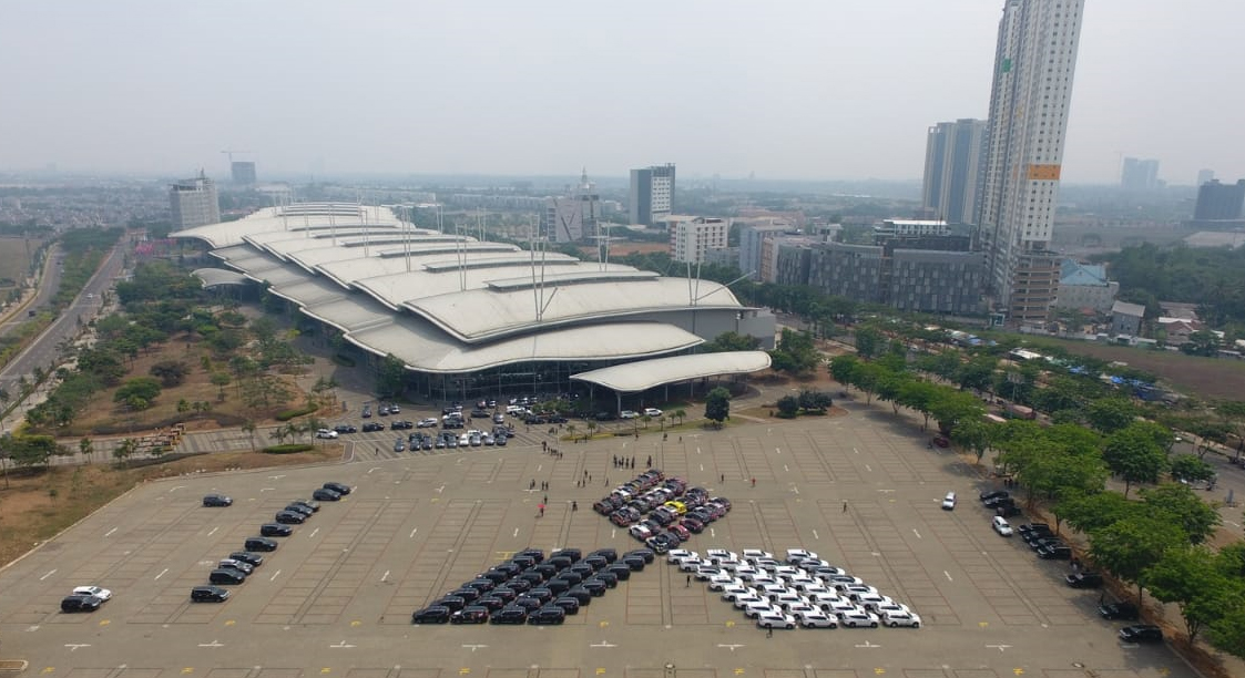 Pembentukan formasi tiga berlian dari susunan mobil Pajero Sport yang merupakan lambang brand Mitsubishi.