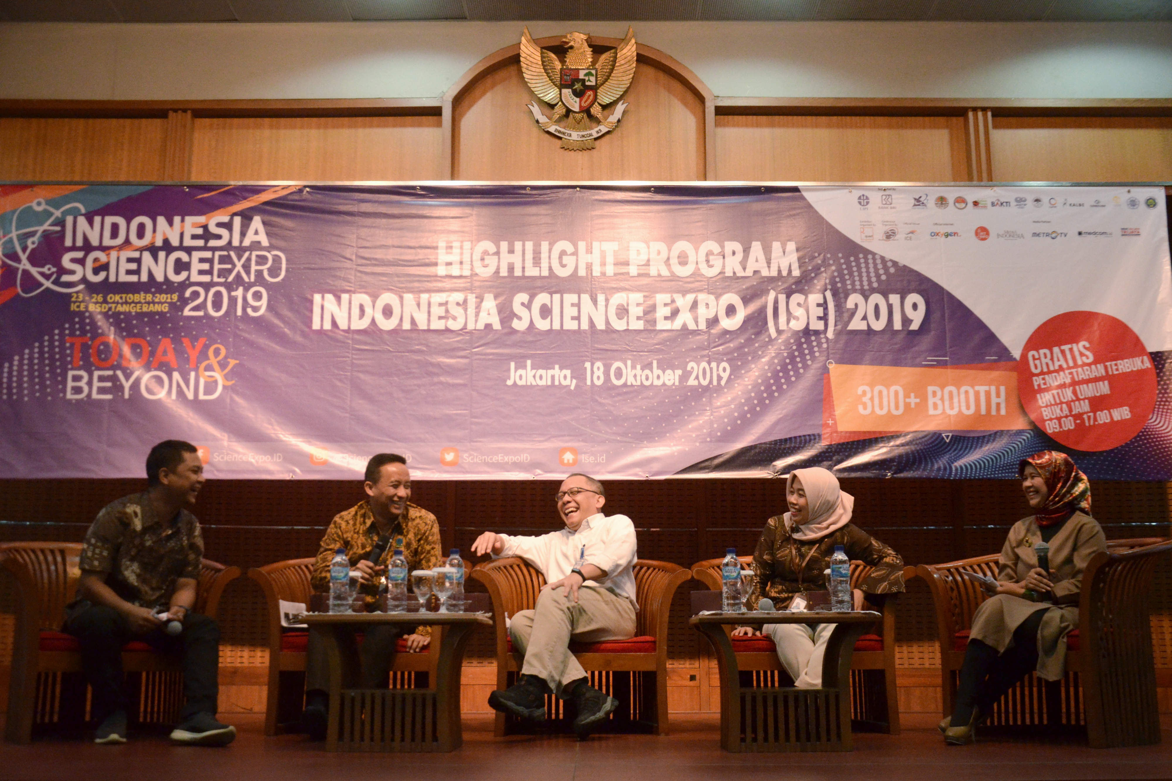 Kepala Lembaga Ilmu Pengetahuan Indonesia (LIPI) Laksana Tri Handoko (tengah) menyampaikan perihal acara ISE 2019 di Widya Graha LIPI