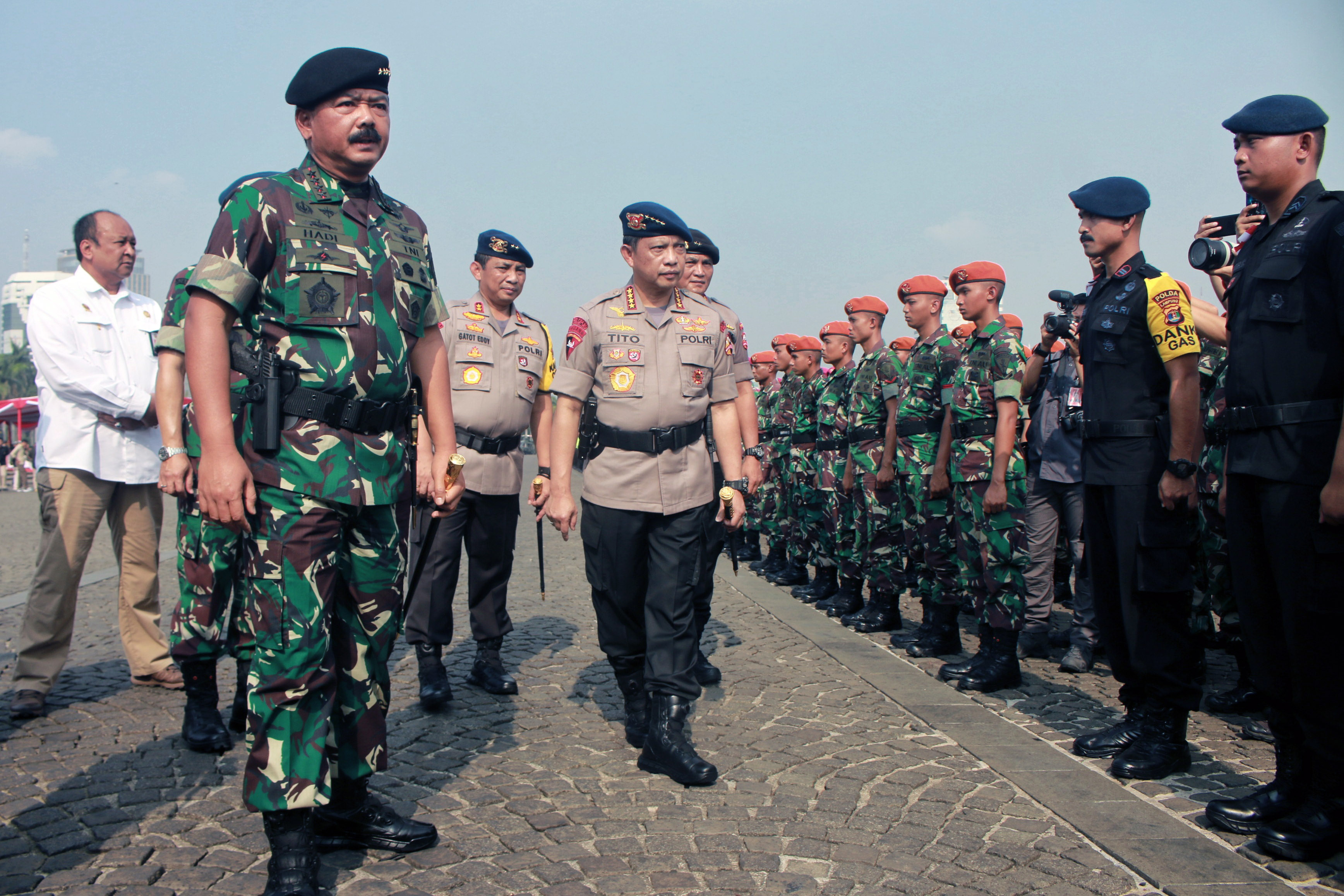 Kapolri Jenderal Tito Karnavian (tengah) saat apel menjelang pelantikan Presiden dan Wakil Presiden.