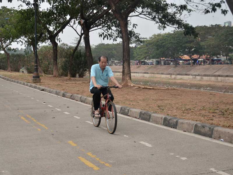 Warga bersepeda di kawasan Kanal Banjir Timur, Jakarta, kemarin. 