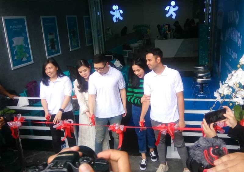 Raffi Ahmad dan dua rekannya saat pembukaan Kokali.