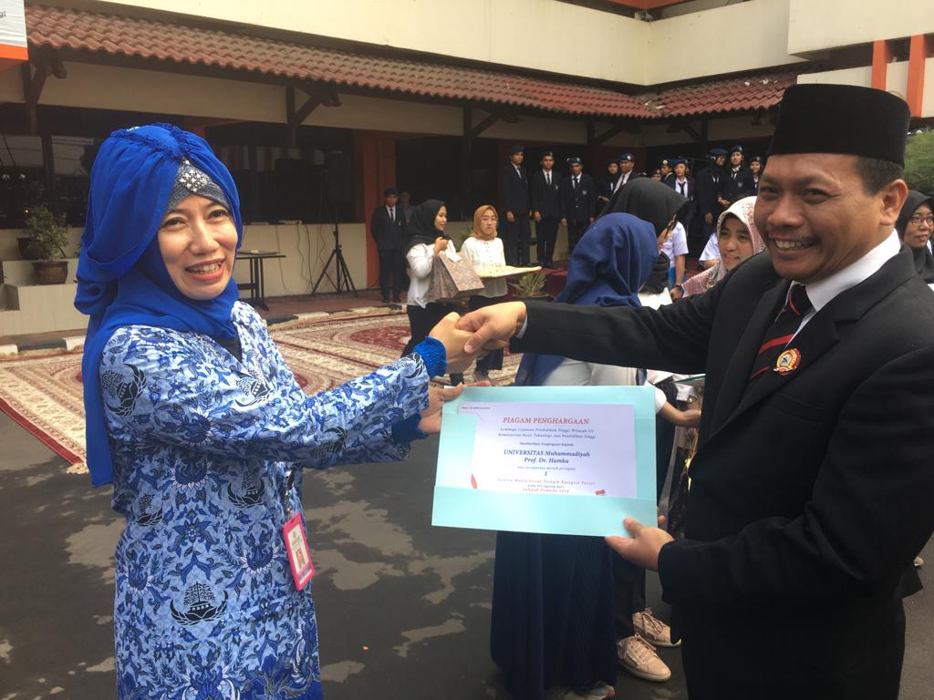 Perwakilan Uhamka menerima penghargaan sebagai juara lomba poster Sumpah Pemuda