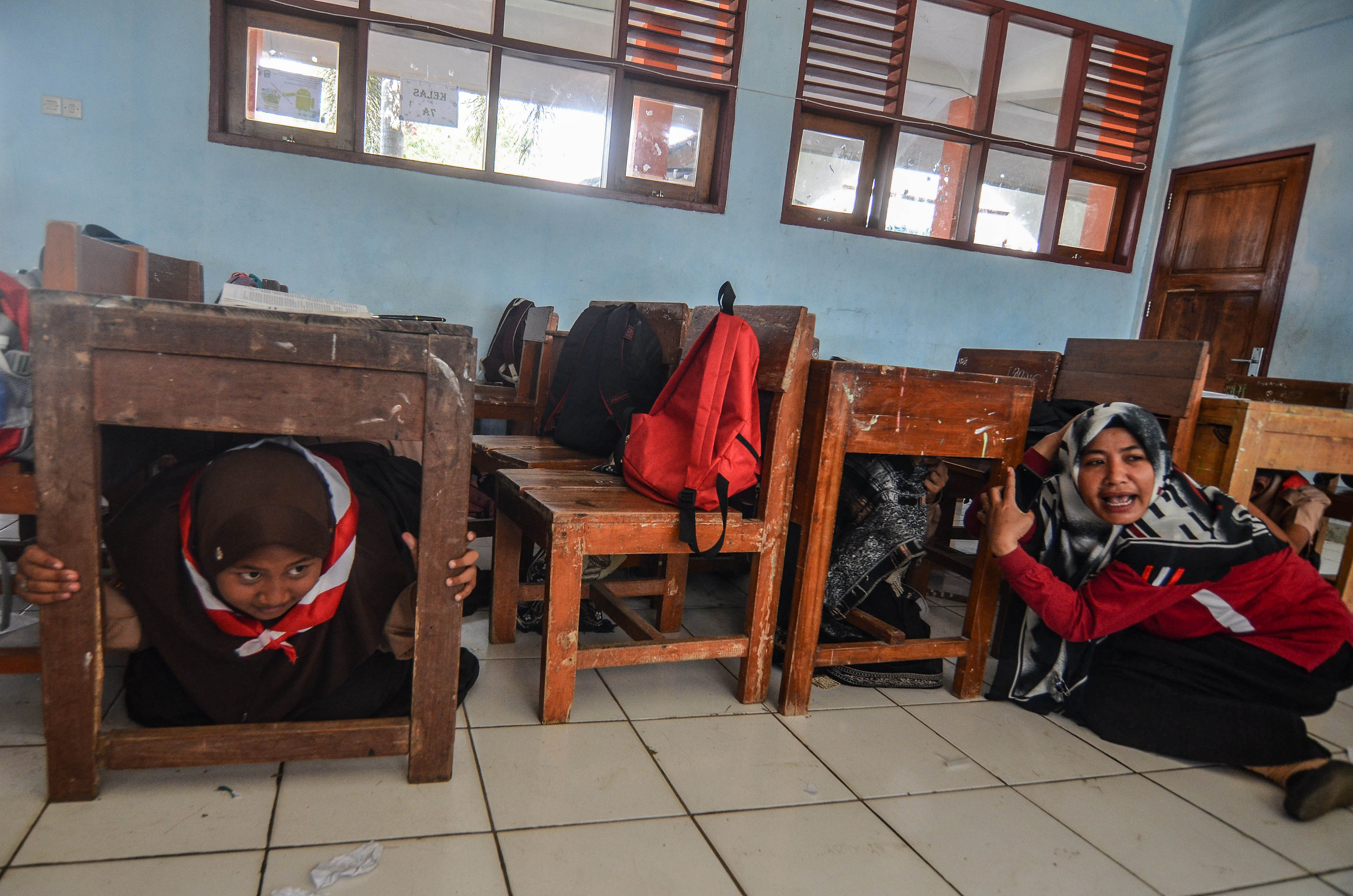 Anak-anak sekolah melakukan simulasi menghadapi gempa di Pangandaran. Hari ini gempa mengguncang Pangandaran dengan magnitudo 4.8. 