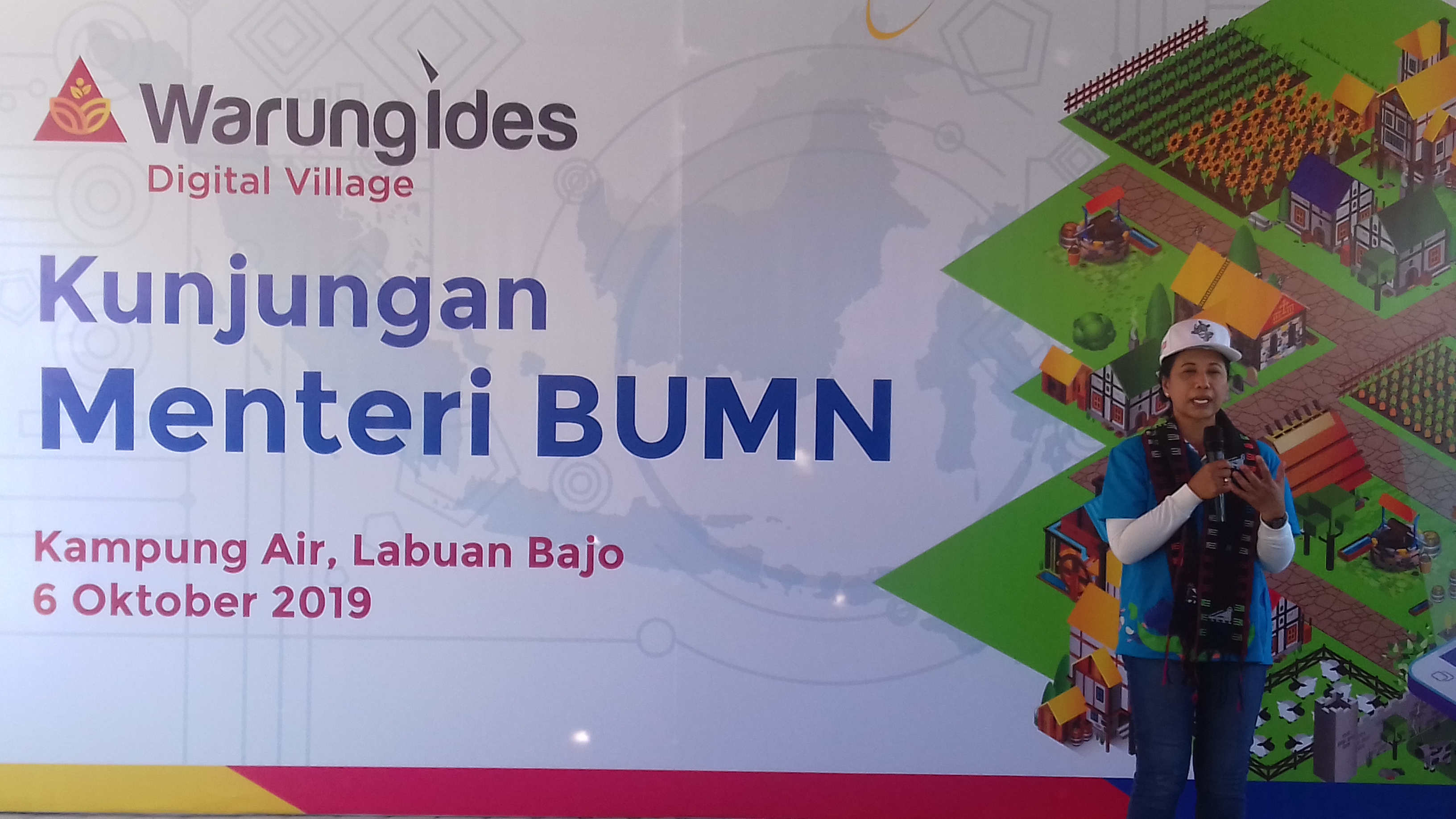 Menteri BUMN Rini Soemarno meresmikan pengoperasian warung internet desa atau Warung Ides di Kampung Air di Labuan Bajo, NTT, Minggu (6/10).