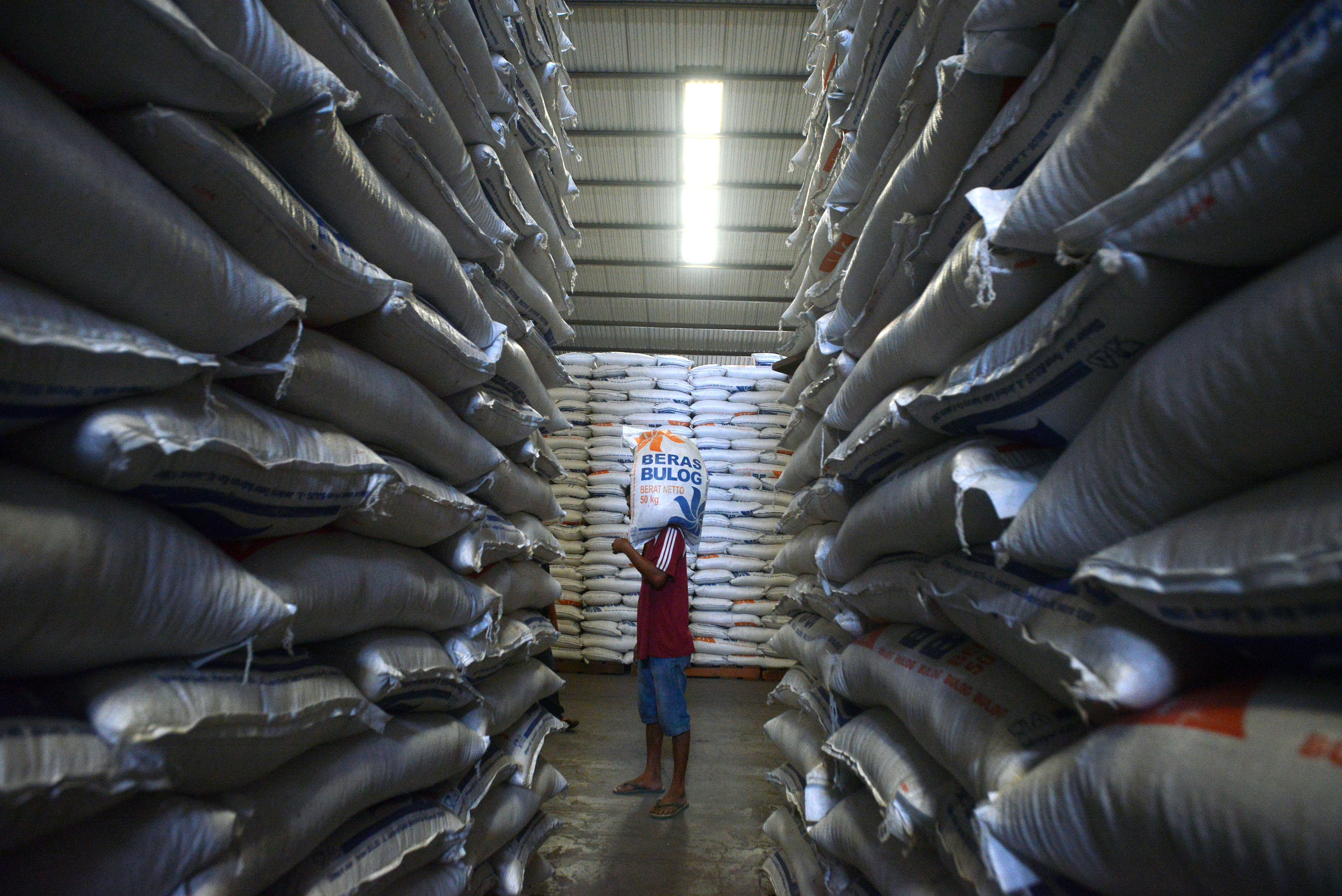 Stok beras di gudang Bulog, beberapa waktu lalu.