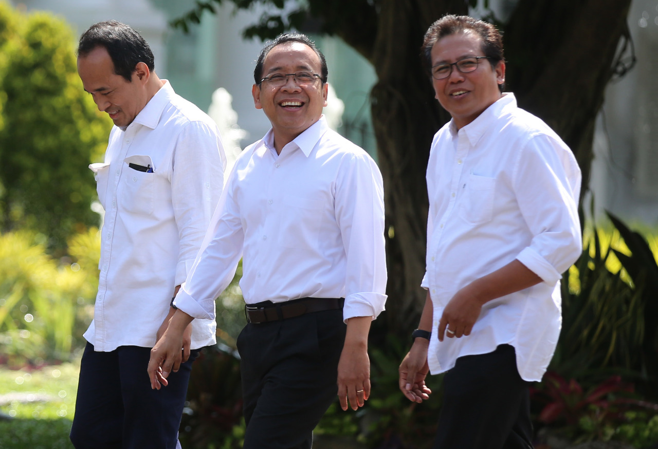 Mantan Mensesneg Pratikno (tengah) tiba di Istana Negara, Senin (21/10). Belum tahu jabatan yang akan diembannya pada Kabinet Kerja Jilid II