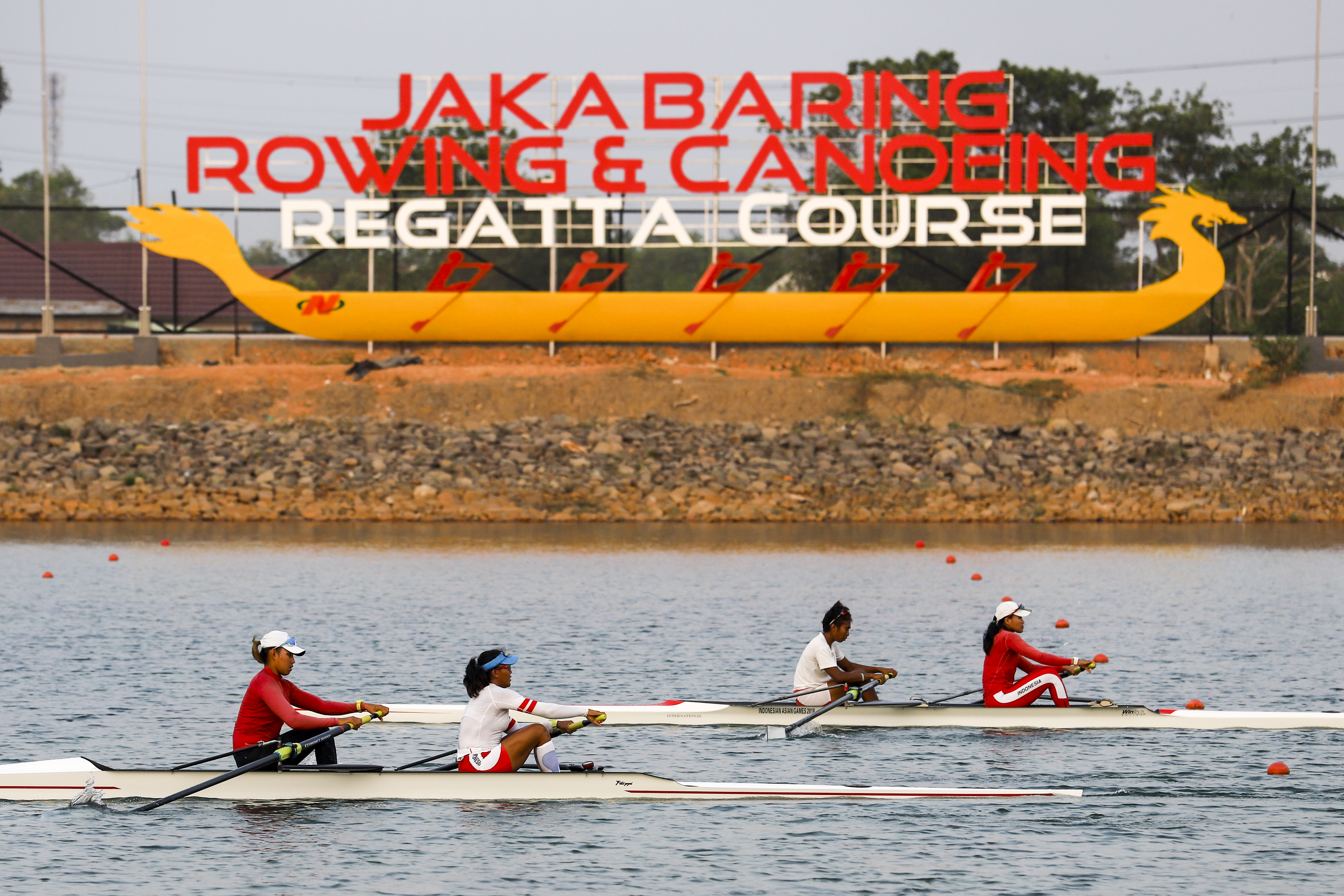 Atlet dayung Indonesia saat berlatih di Jakabaring, Sumsel