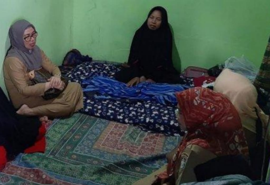 Para pelayat mendatangi rumah Muhammad Basir setelah mendengar kabar Muhammad Hasbar meninggal setelah ditolak berobat di RS.