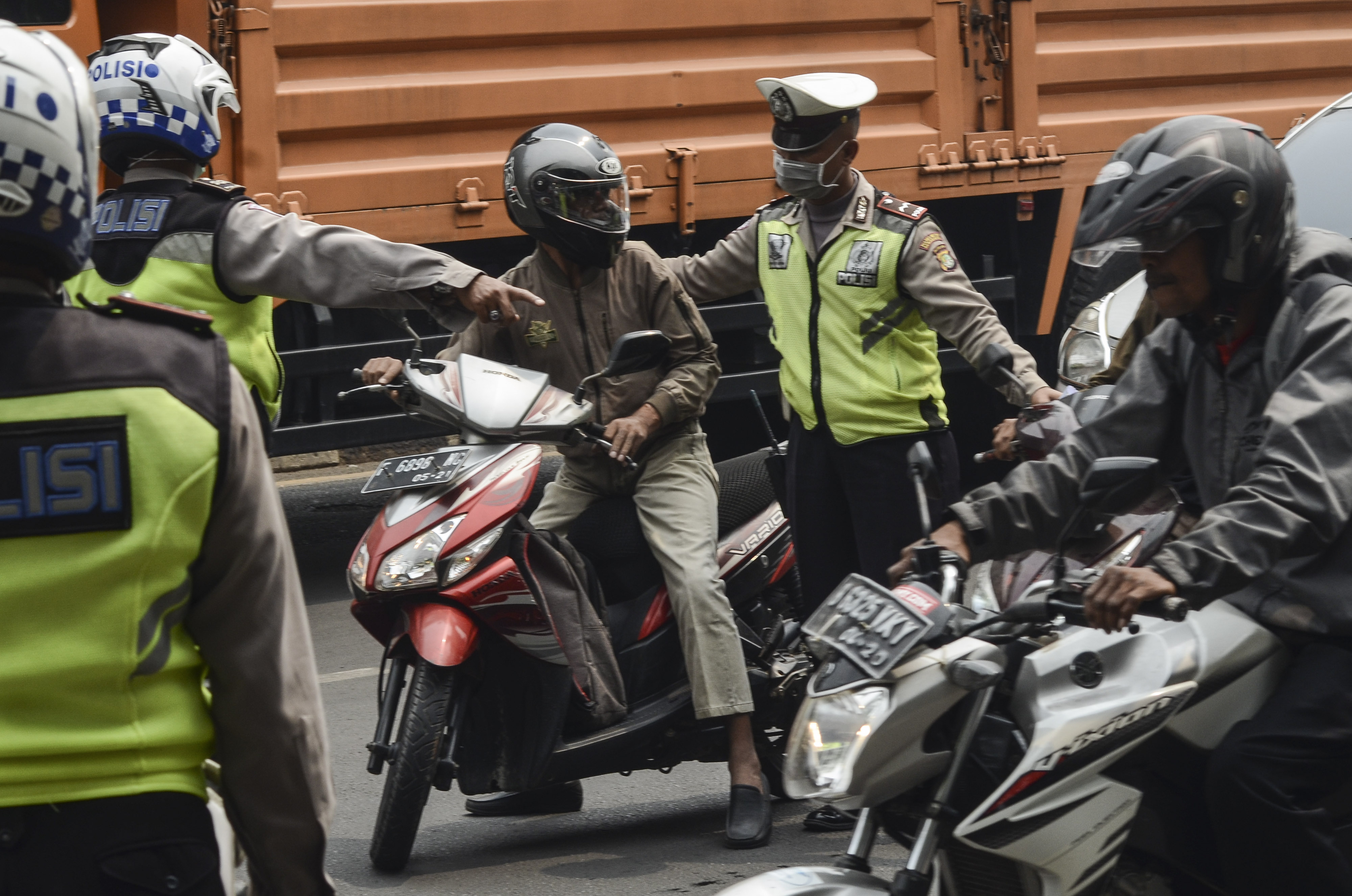 Sejumlah Polisi memberhentikan pengendara motor saat Operasi Zebra Jaya 2019 di Kota Bekasi, Jawa Barat, Senin (28/10/2019).