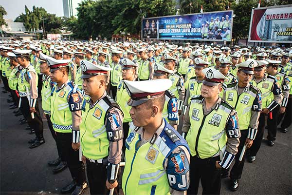 Personel polisi lalu lintas mengikuti Apel Gelar Pasukan Operasi Zebra Jaya 2019 di Lapangan Promoter Dit Lantas Polda Metro Jaya, Jakarta, 