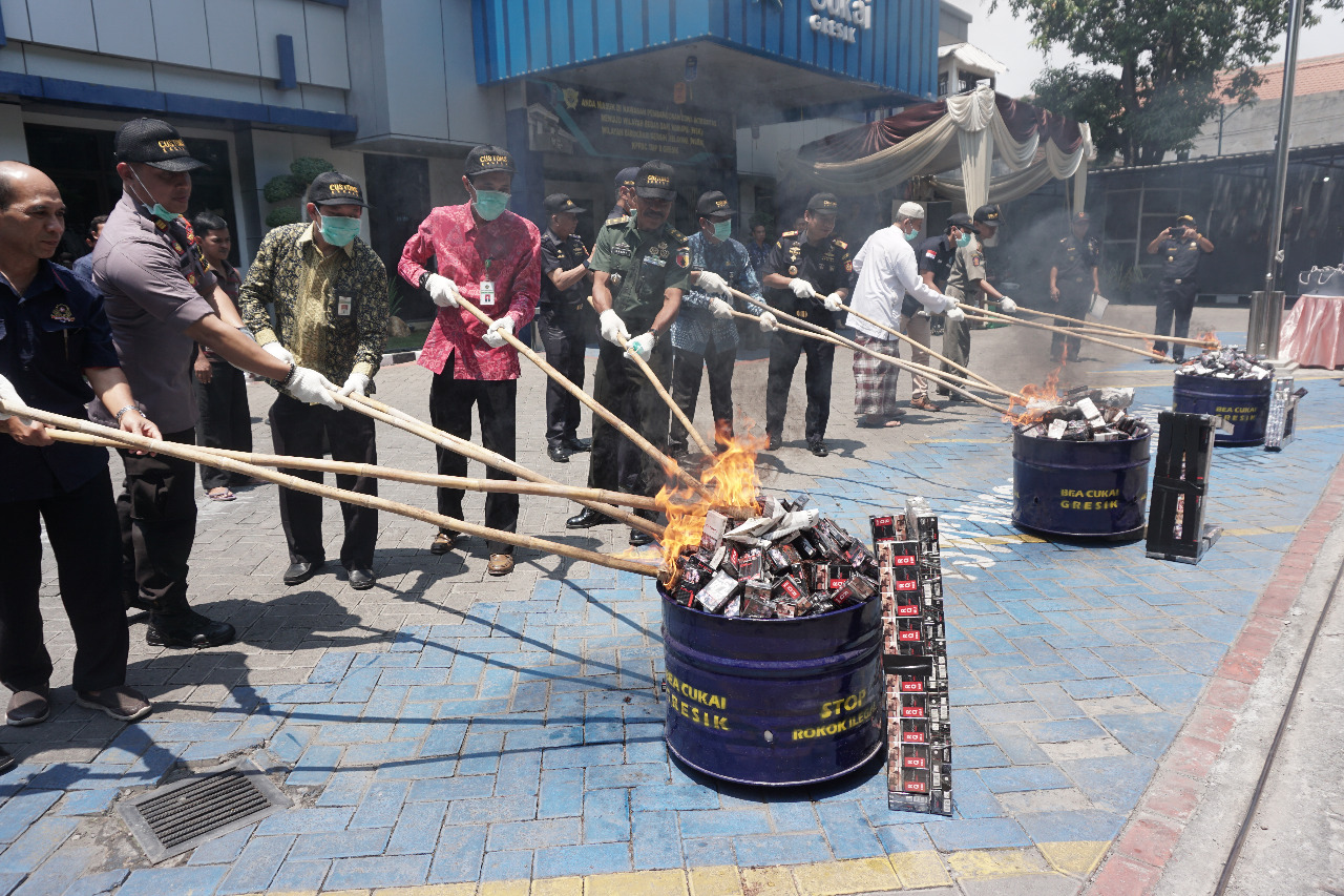 Bea Cukai Gresik melakukan pemusnahan terhadap barang milik negara hasil penindakan sejak tahun 2018 hingga 2019 berupa barang kena cukai. 