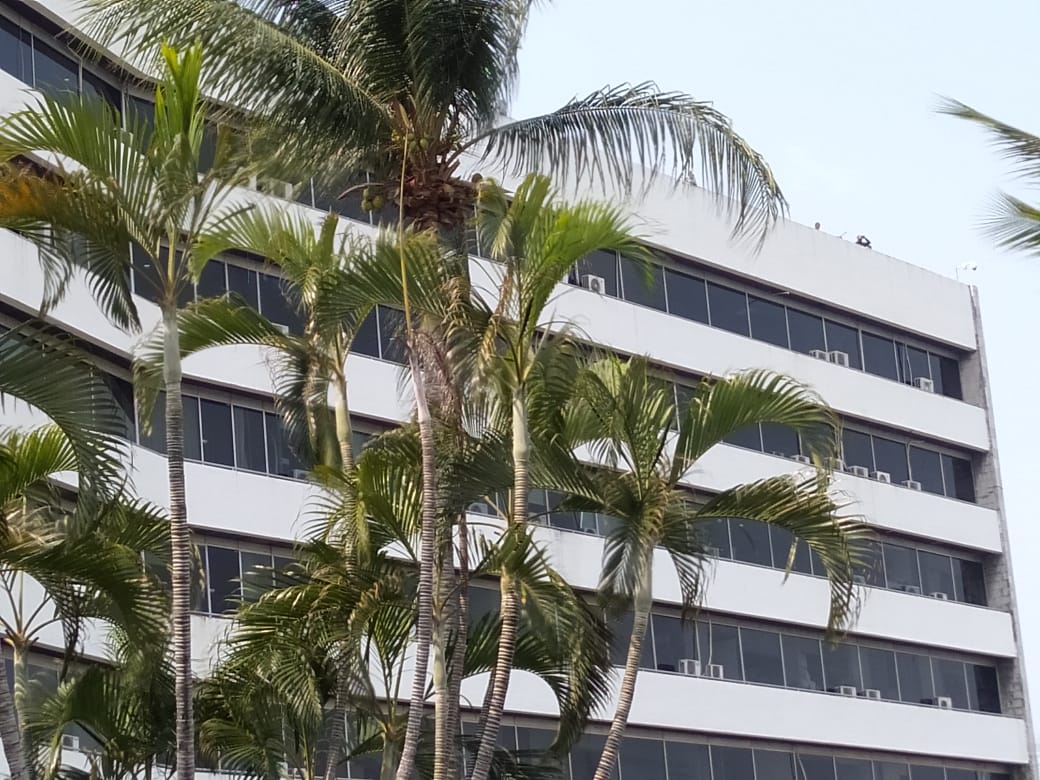 Sniper terlihat ditempatkan di atas Gedung Nusantara III, Komplek Parlemen, Senayan, Jakarta, hari ini.