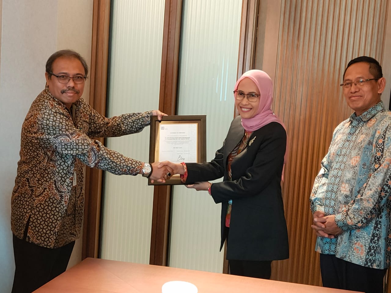 Statement of Compliance ISO 10667 diserahkan Assesor Manager PT Lloyds Register Indonesia Erisman Soesiman kepada Plt Dirut PLN Sripeni IC.