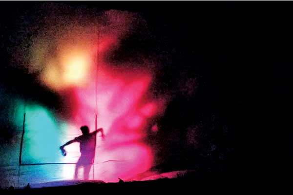 Pementasan Peace dari Teater Mandiri.