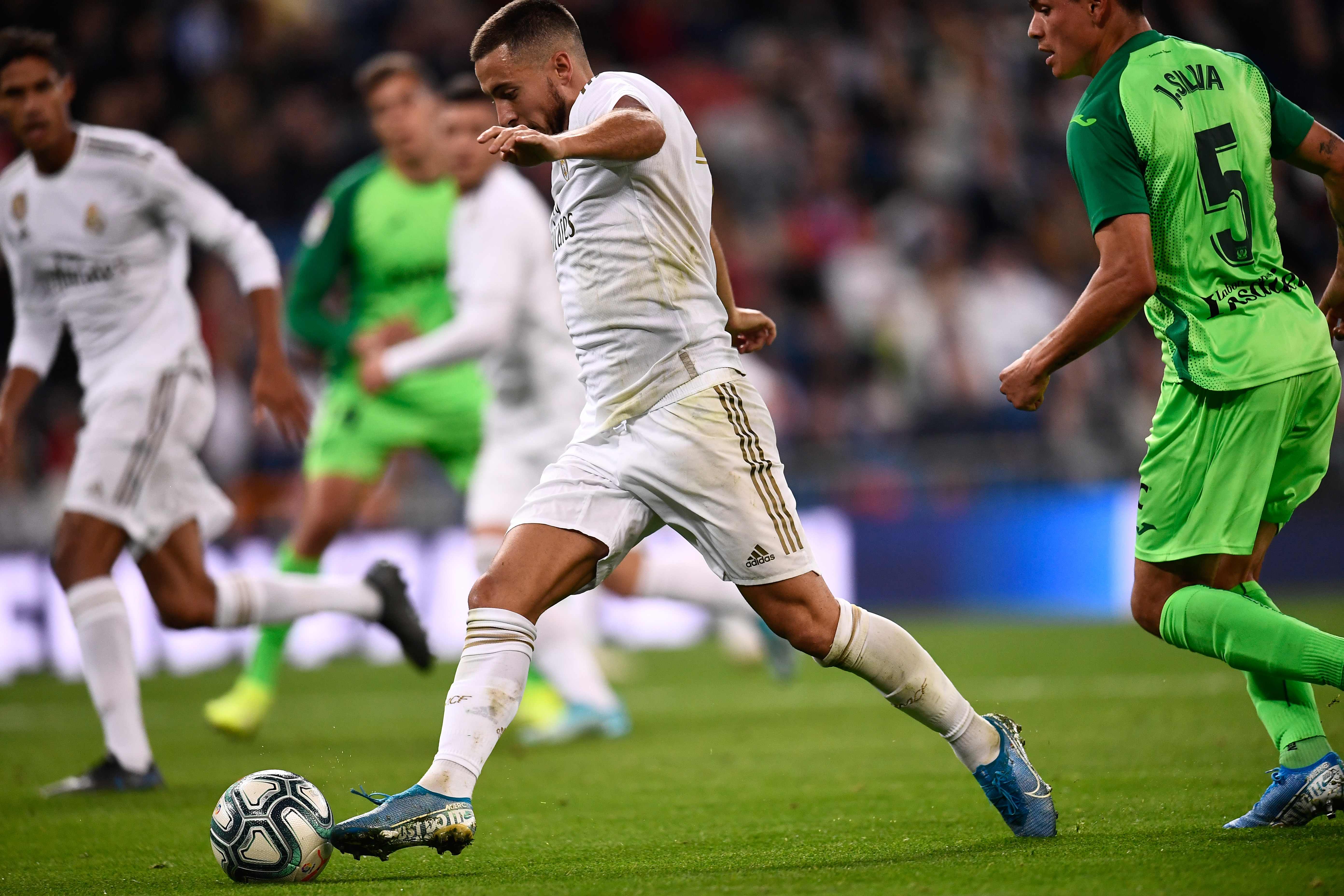 Pemain depan Real Madrid Belgia Eden Hazard berlari dengan bola selama pertandingan sepak bola liga Spanyol 