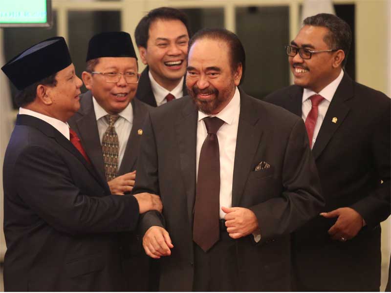 Ketua Umum Partai NasDem Surya Paloh bersenda gurau dengan Menteri Pertahanan Prabowo Subianto (kiri).