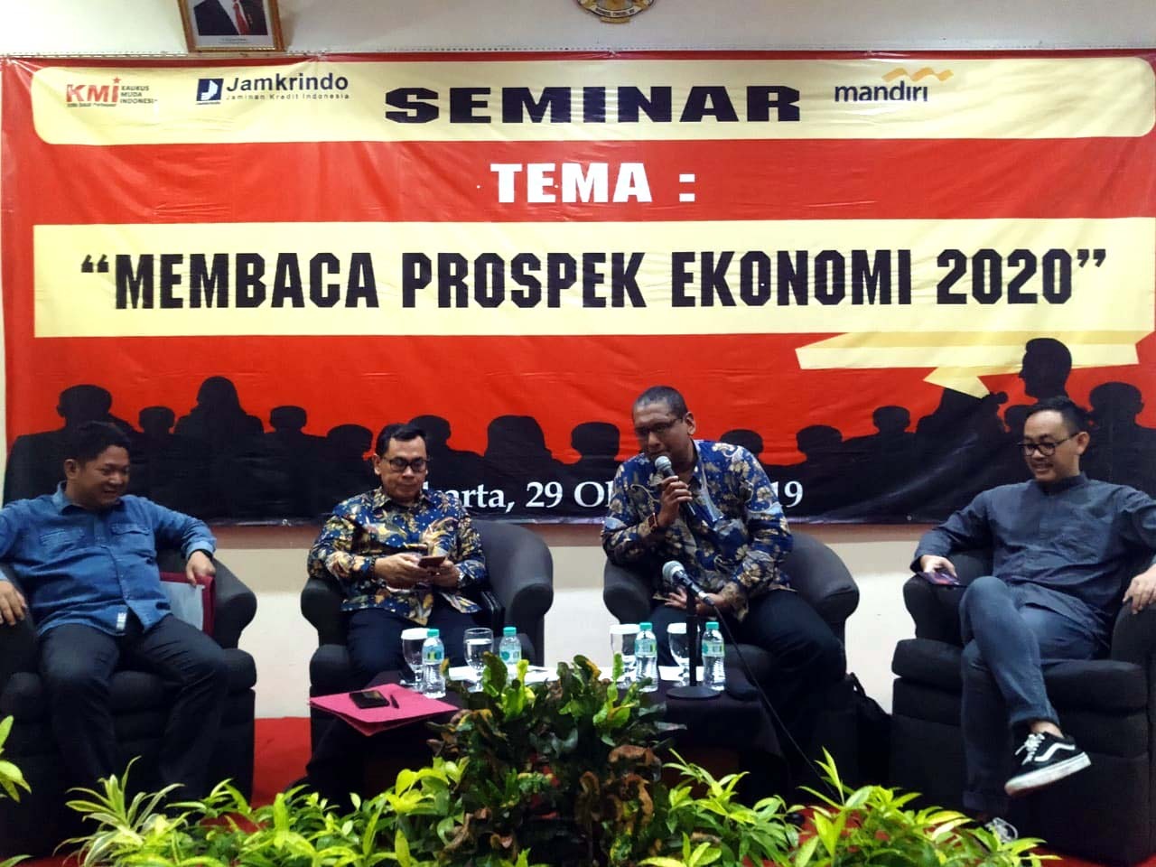 Simnar bertema Membaca Prospek Ekonomi 2020  di Jakarta, Selasa (29/10).