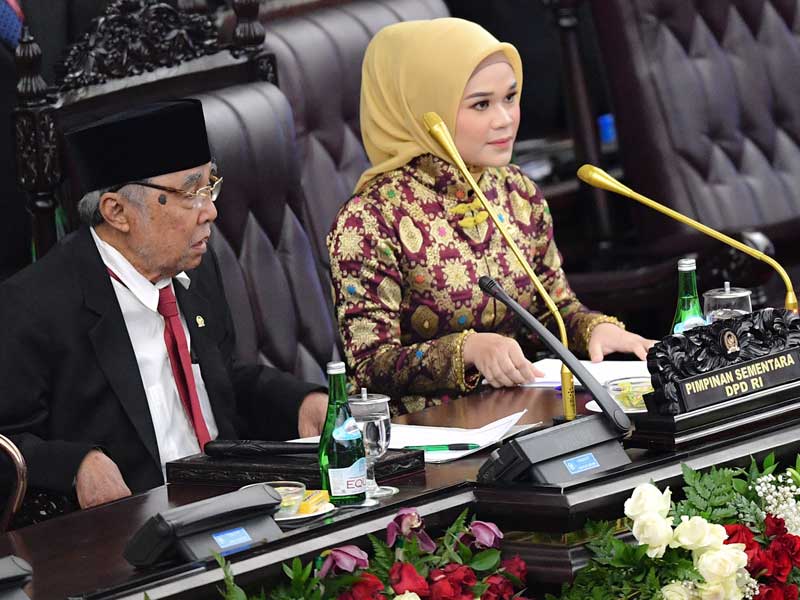 Anggota DPD termuda Jialyka Maharani (kanan) dan Anggota DPD Tertua Sabam Sirait (kiri) menjadi pimpinan DPR sementara.