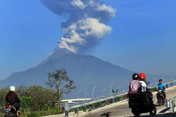 Letusan Merapi disebabkan akumulasi gas vulkanik yang terlepas secara tiba-tiba.