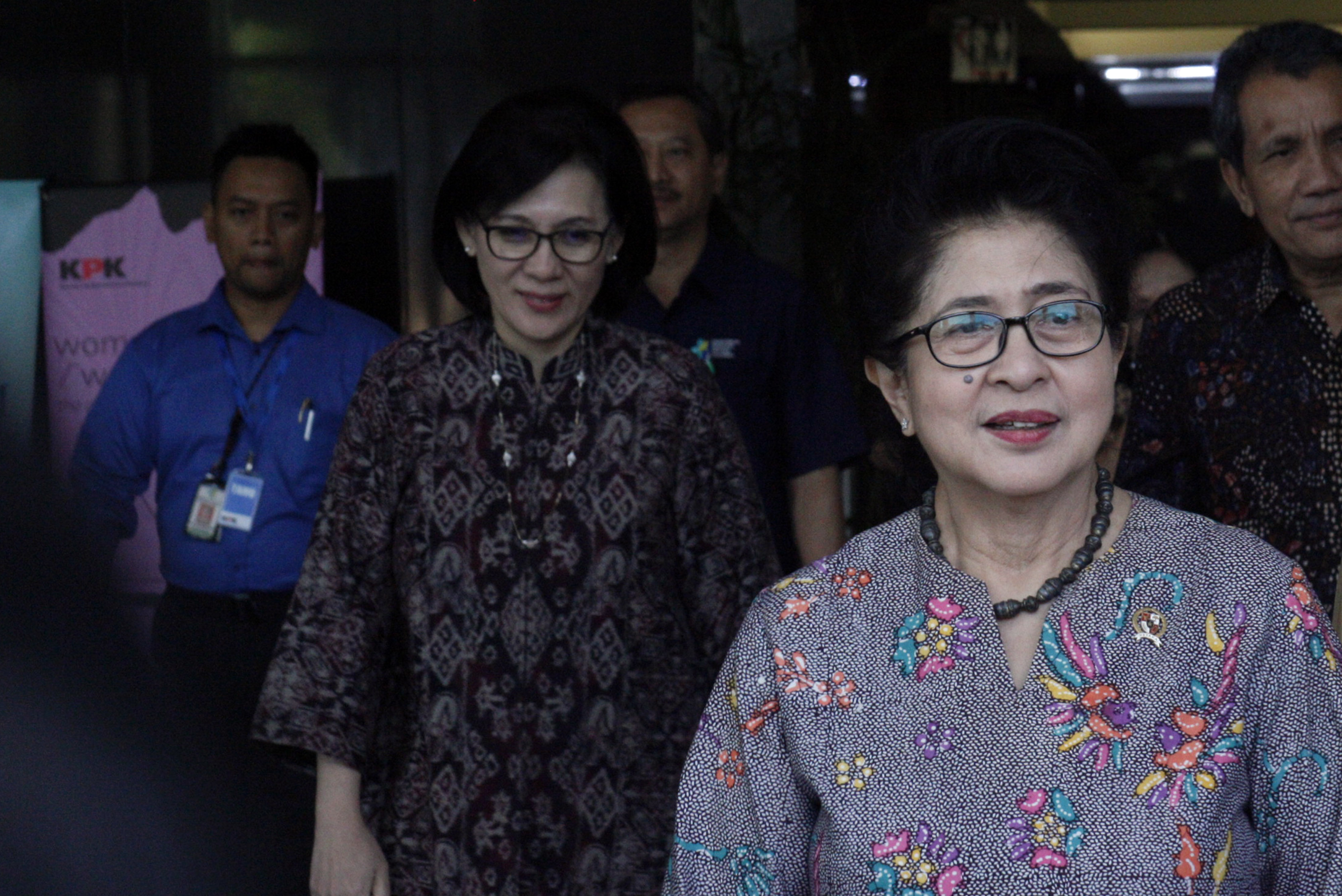 Menteri Kesehatan (Menkes) Nila Moeloek (kanan)