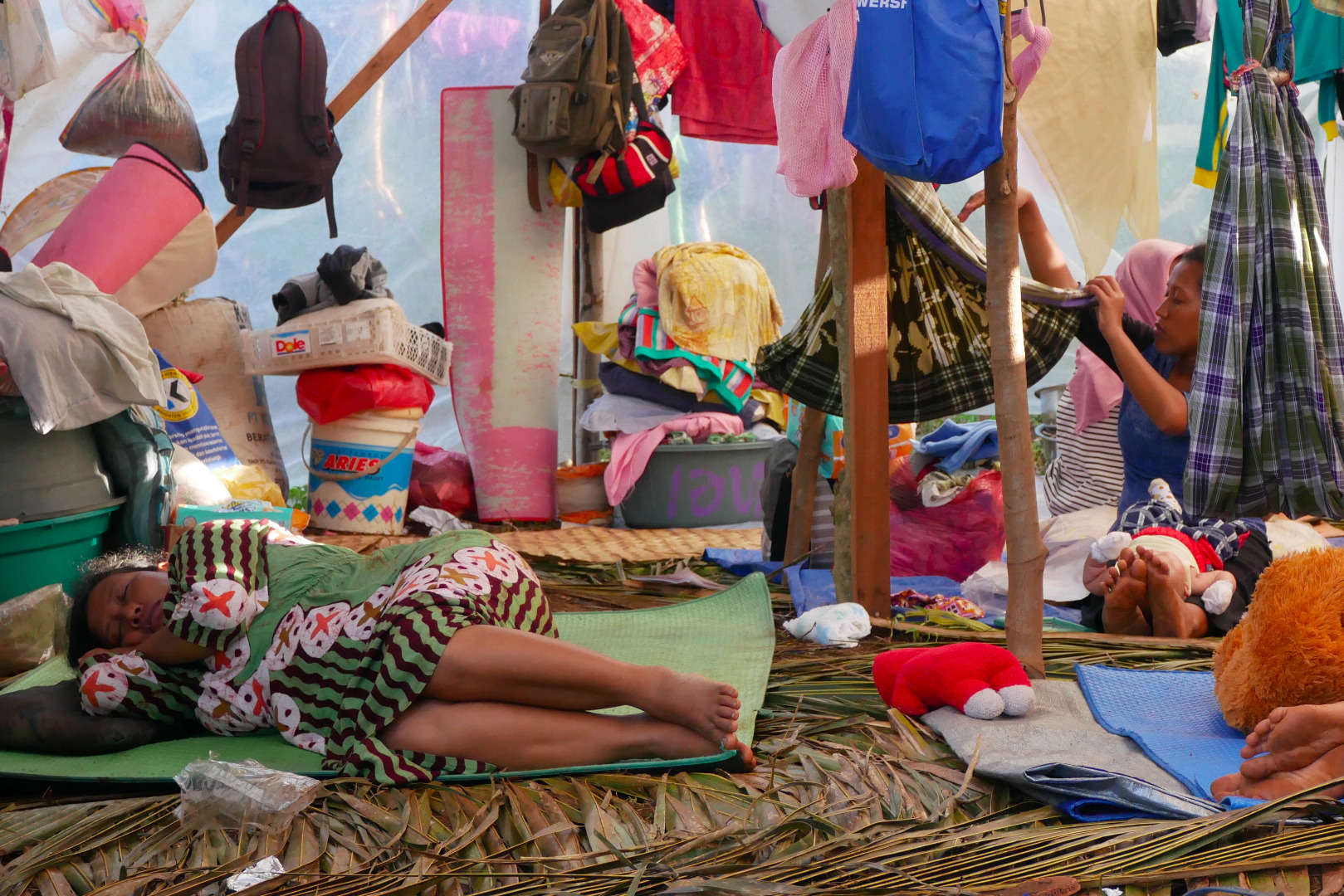 Warga beraktivitas di tenda sementara pascagempa bumi Maluku di dusun Wainuru, Maluku Tengah, Maluku.