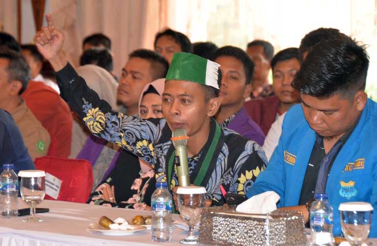 Puluhan mahasiswa mendatangi rumah dinas Gubernur Jambi, Kamis (3/10) malam mendesak agar pelaku karhutla ditindak tegas. 