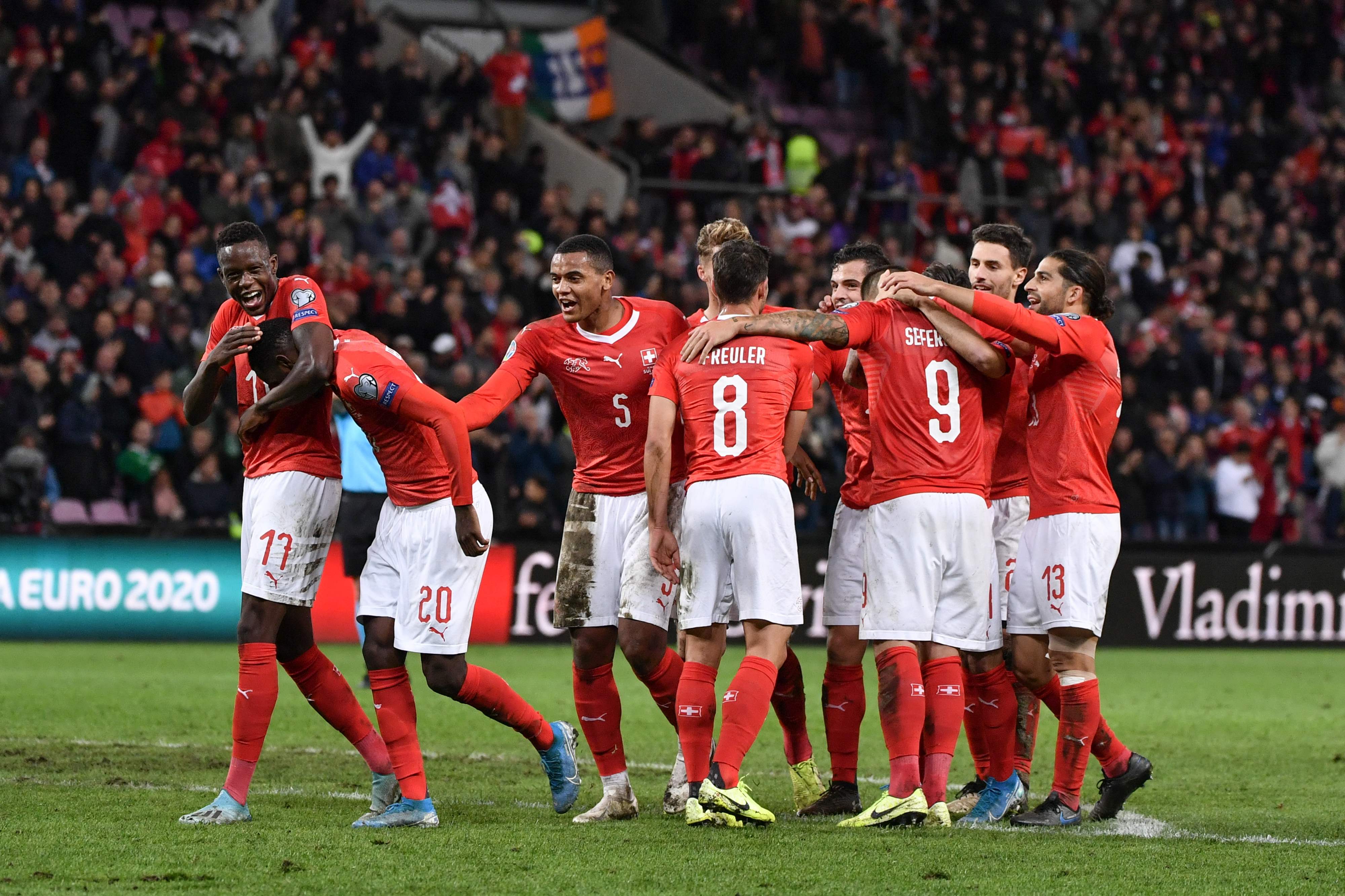 Para pemain Swiss merayakan gol kedua mereka ke gawang Irlandia.